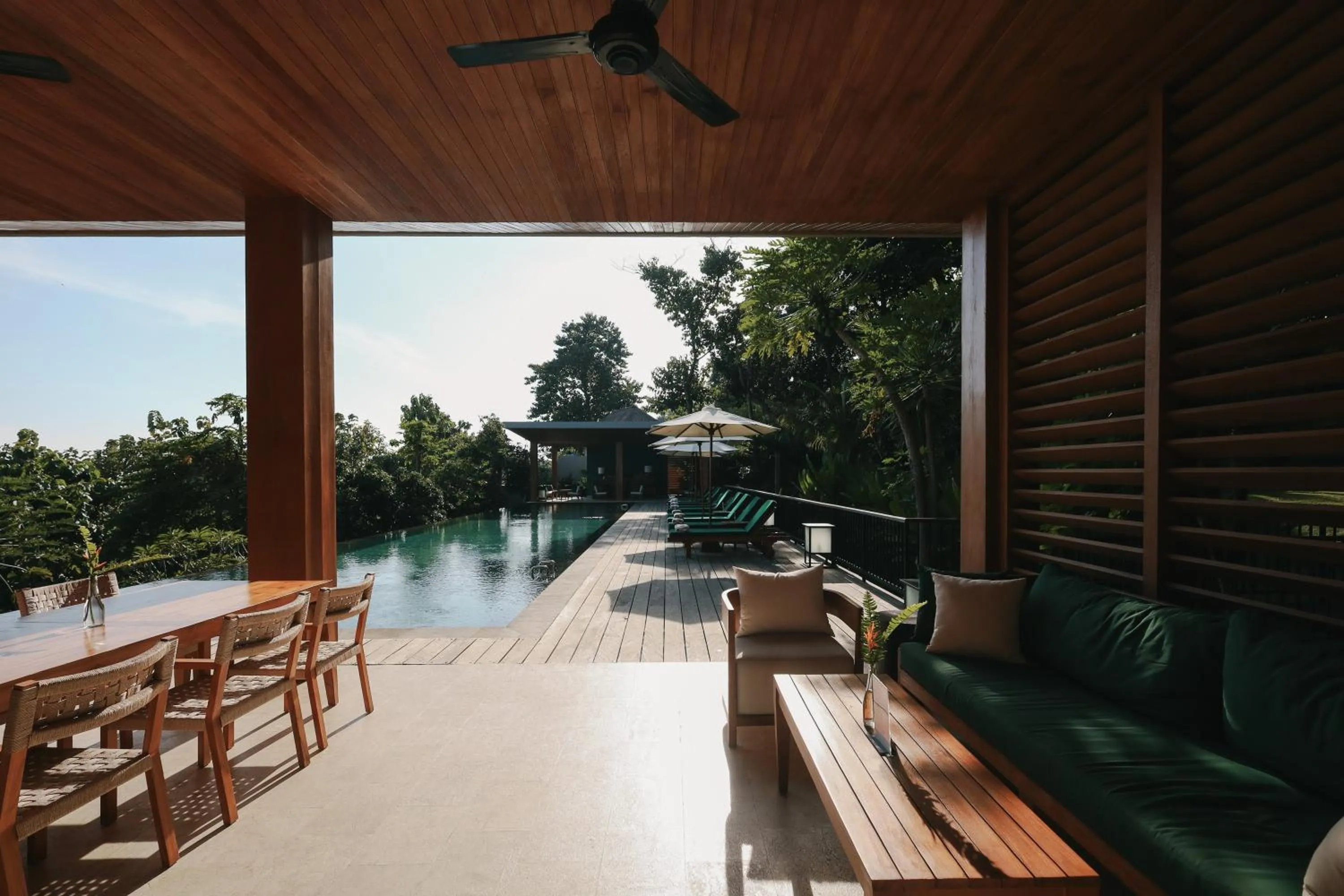 Restaurant/places to eat in Sanglung Villas & Suites