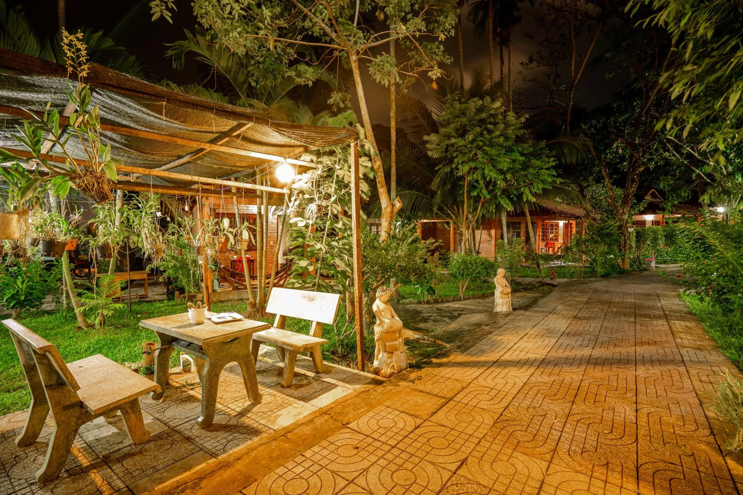 Garden view in Huong Giang Bungalow