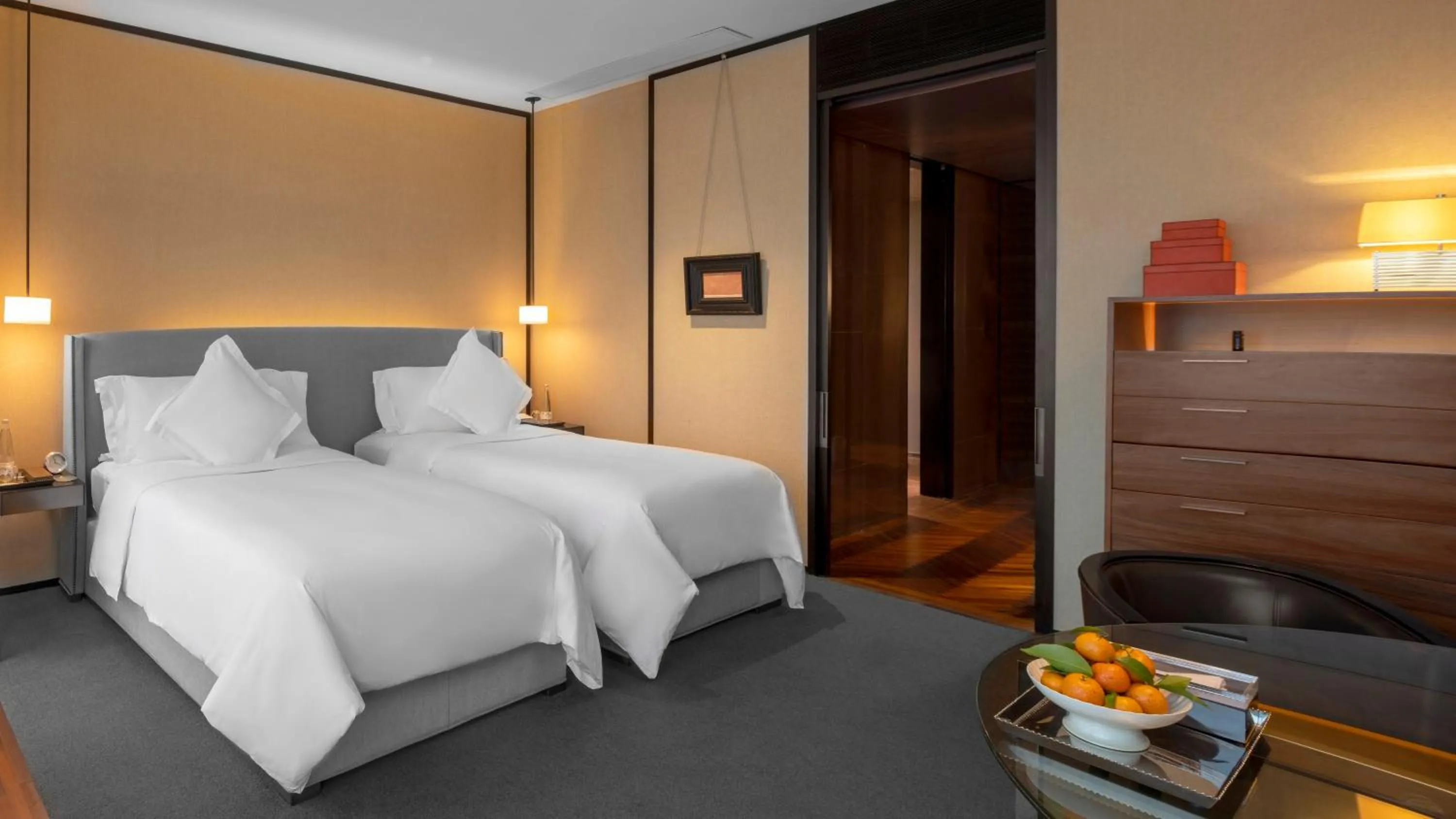 Photo of the whole room, Bed in Mandarin Oriental, Guangzhou