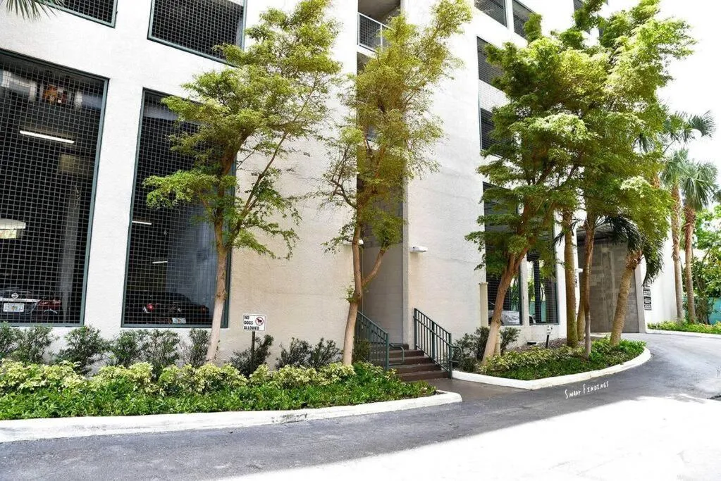 Relaxing Condo Hotel In The Grove, Free Parking