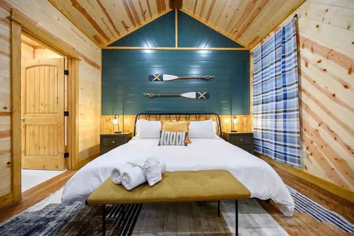 Bed in Massive Hochatown Lodge W Spa, Basketball & More