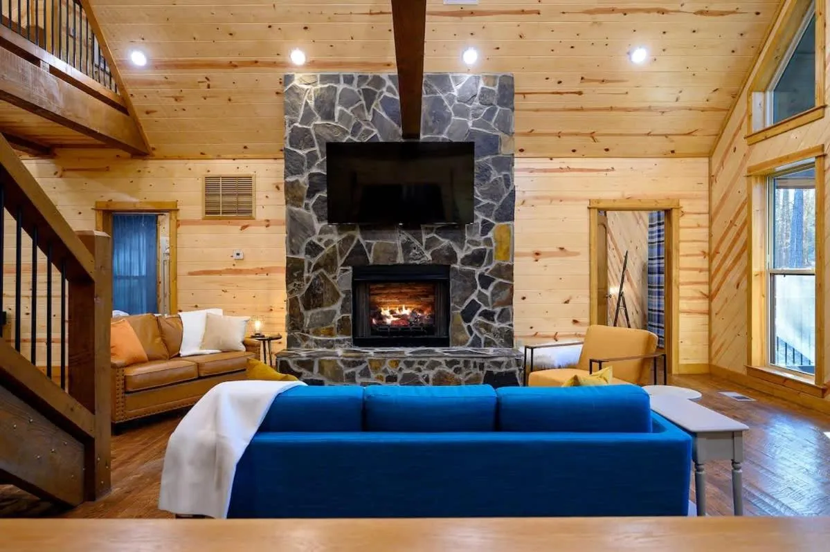 Bed in Massive Hochatown Lodge W Spa, Basketball & More