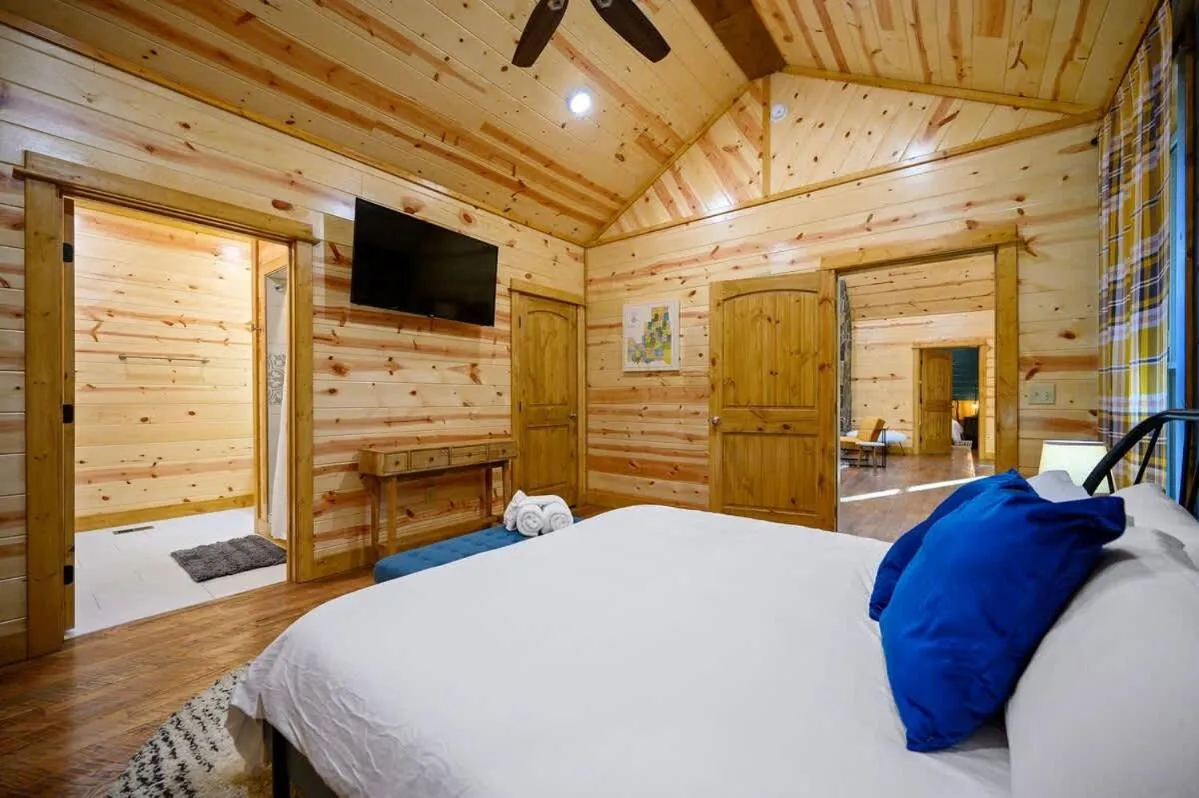 Bed in Massive Hochatown Lodge W Spa, Basketball & More