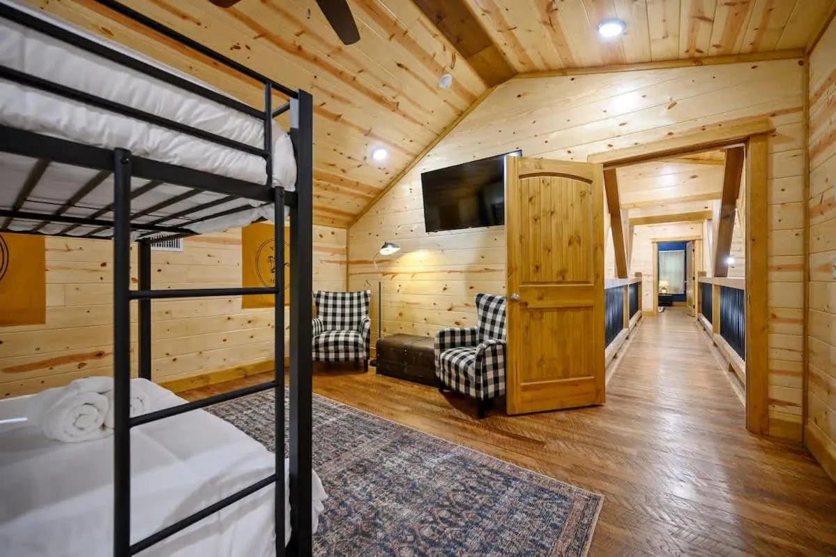 Bed in Massive Hochatown Lodge W Spa, Basketball & More