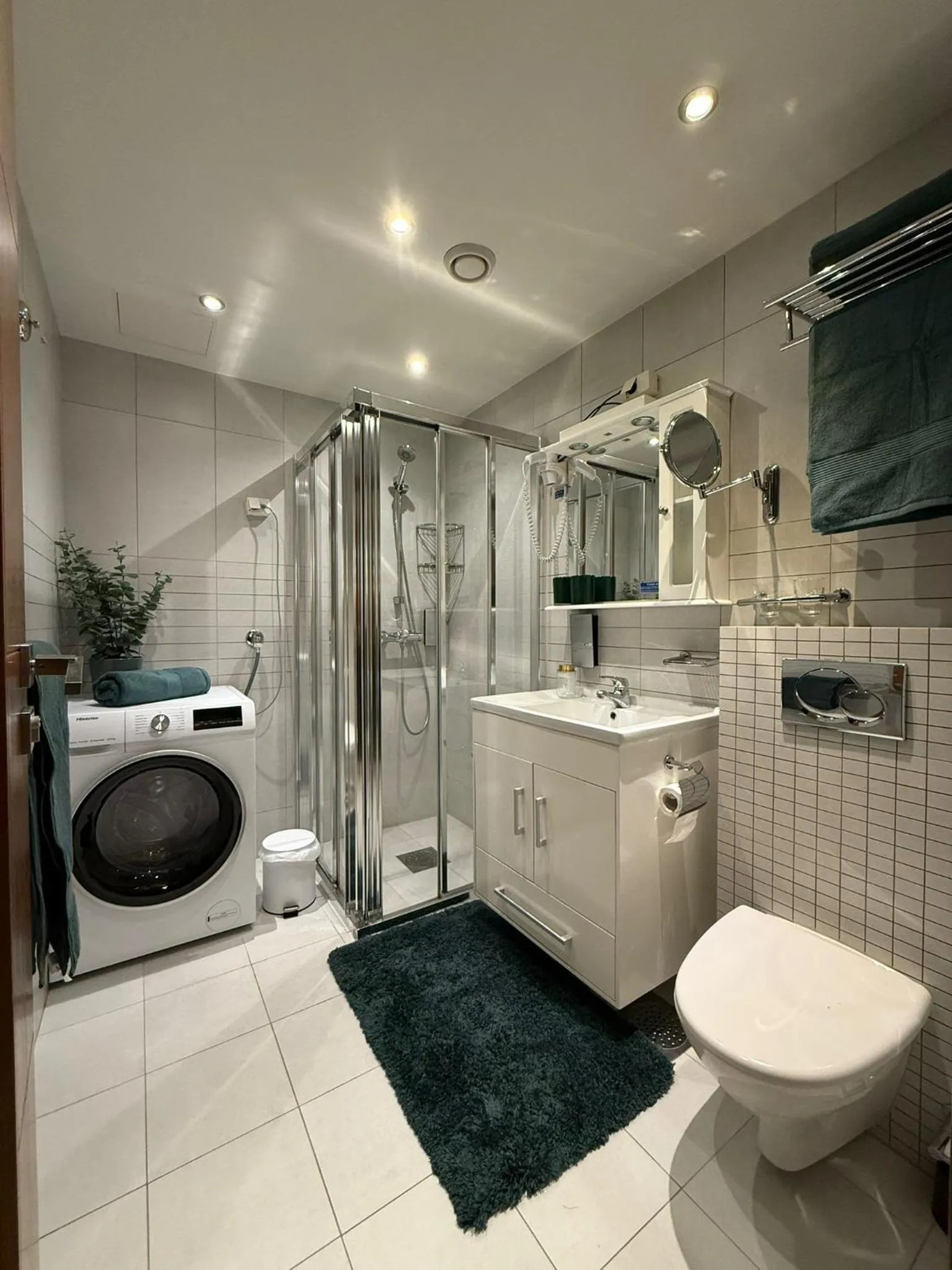 Shower in Super Stay Hotel, Oslo