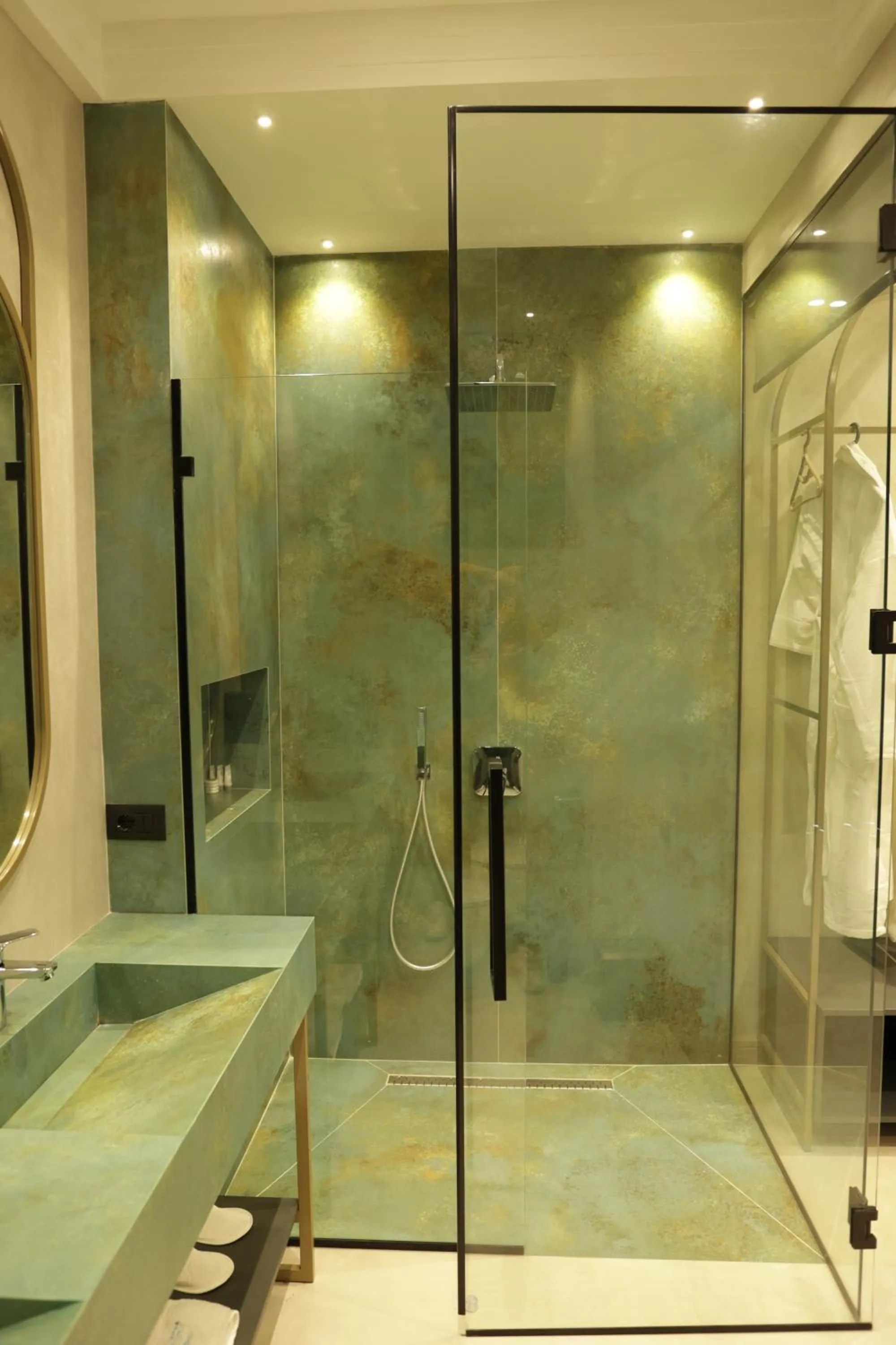 Shower in Comfort Suites