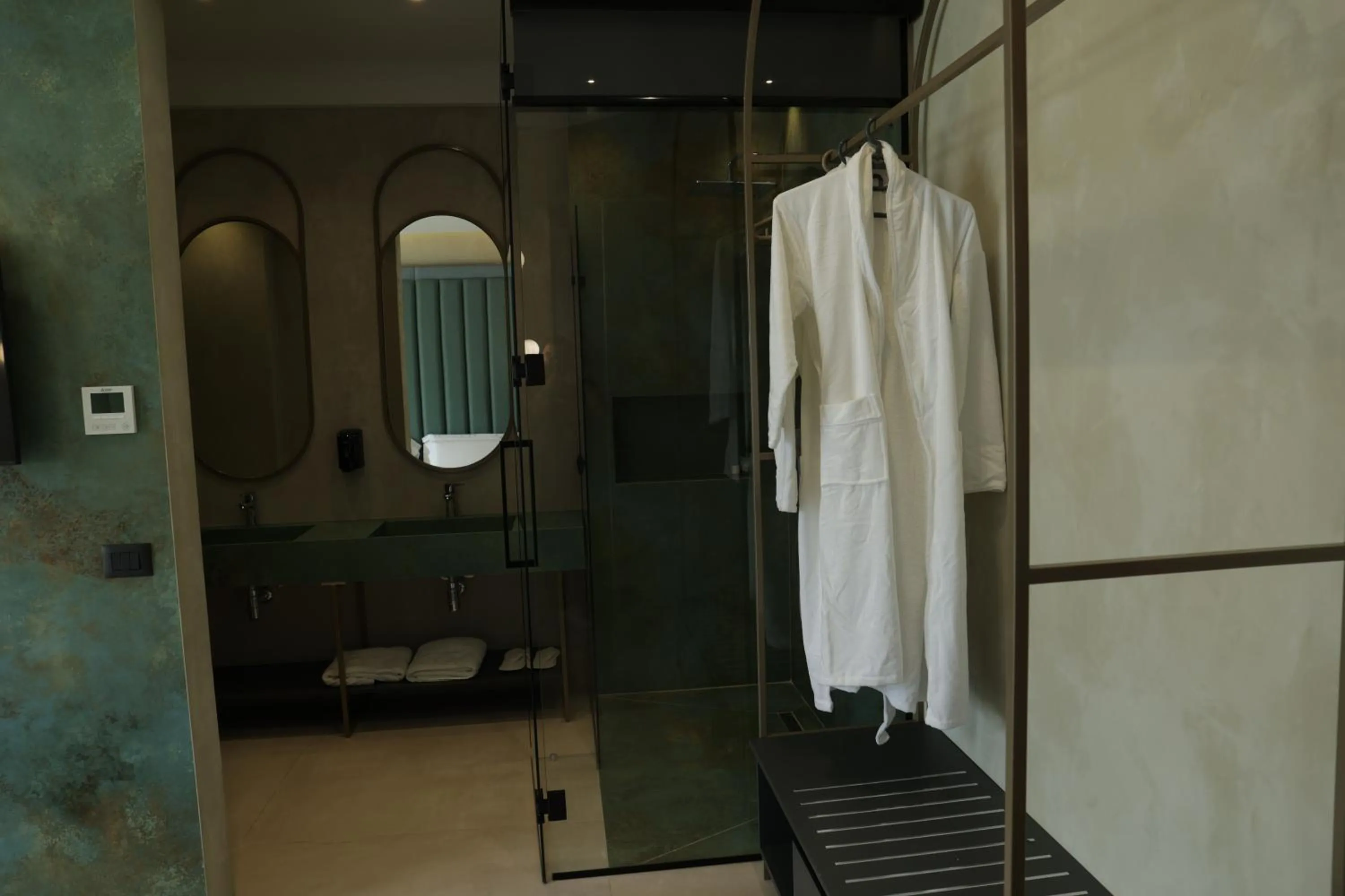 Shower in Comfort Suites