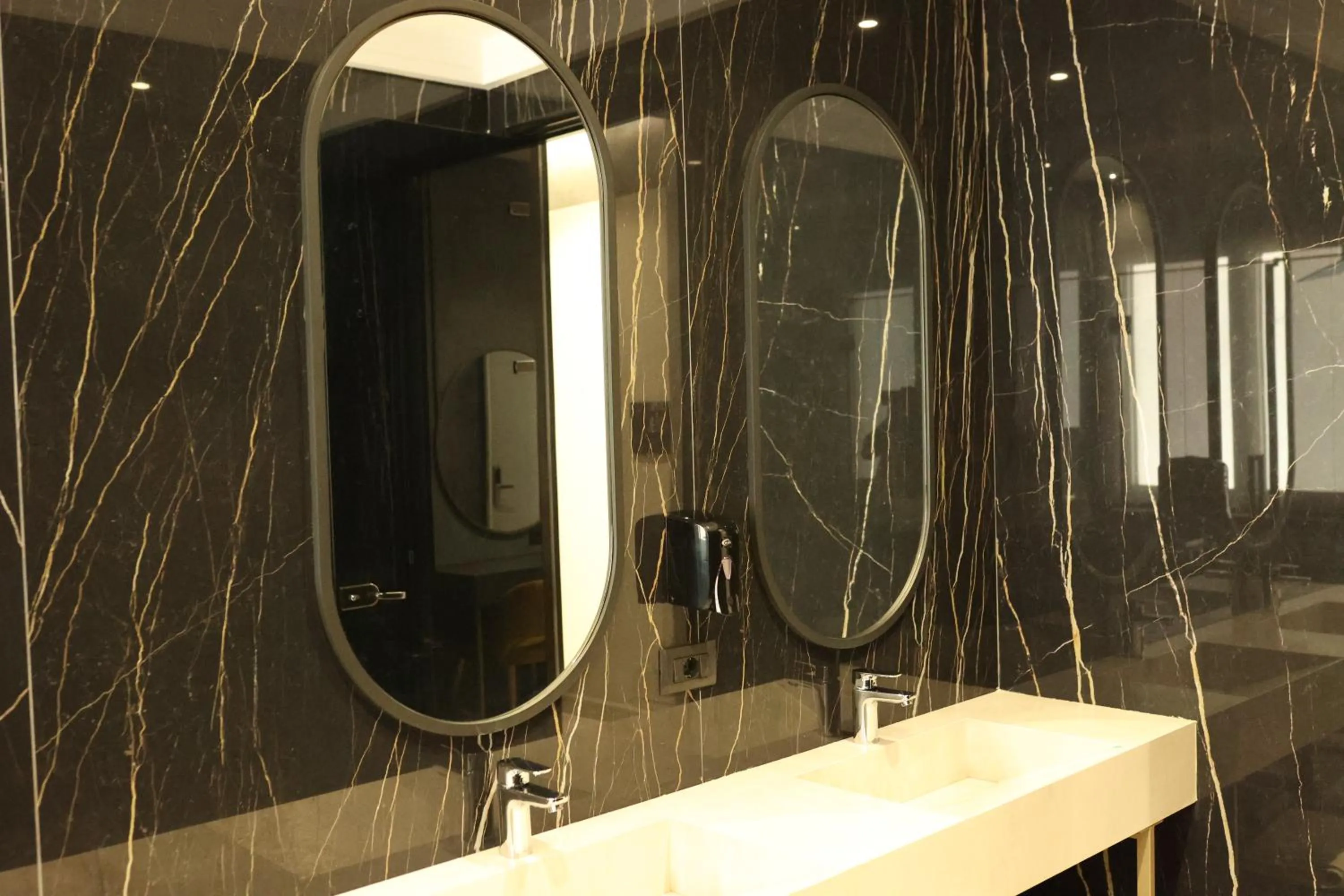 Shower in Comfort Suites