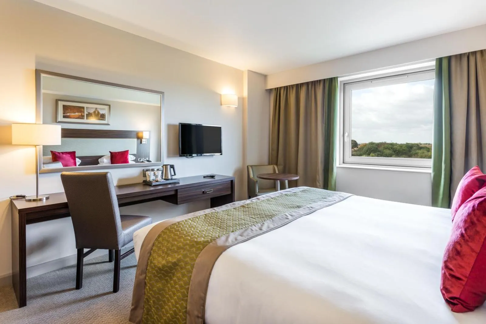 Photo of the whole room, Bed in Heston Hyde Hotel