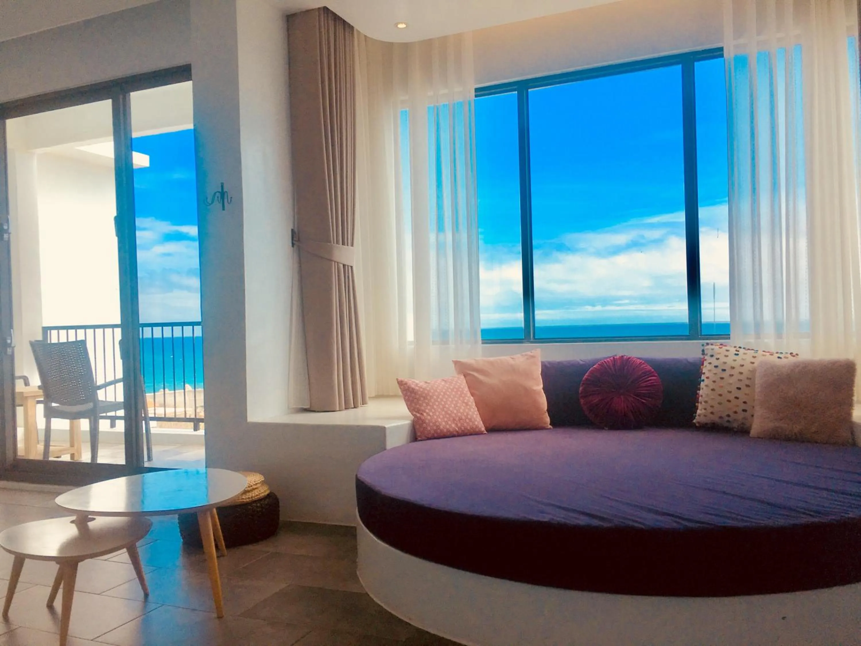 Balcony/Terrace, Bed in Sea Shore Hotel