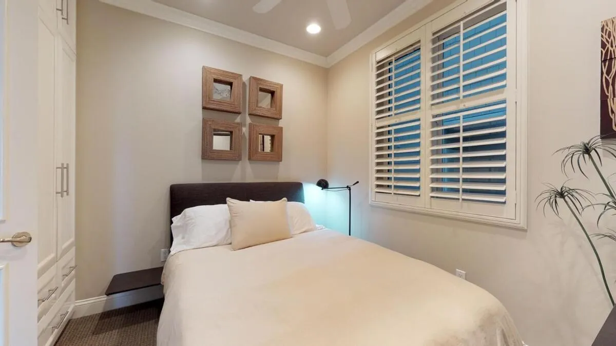 Bed in 3 Bedroom 2 Bath Beachfront Home