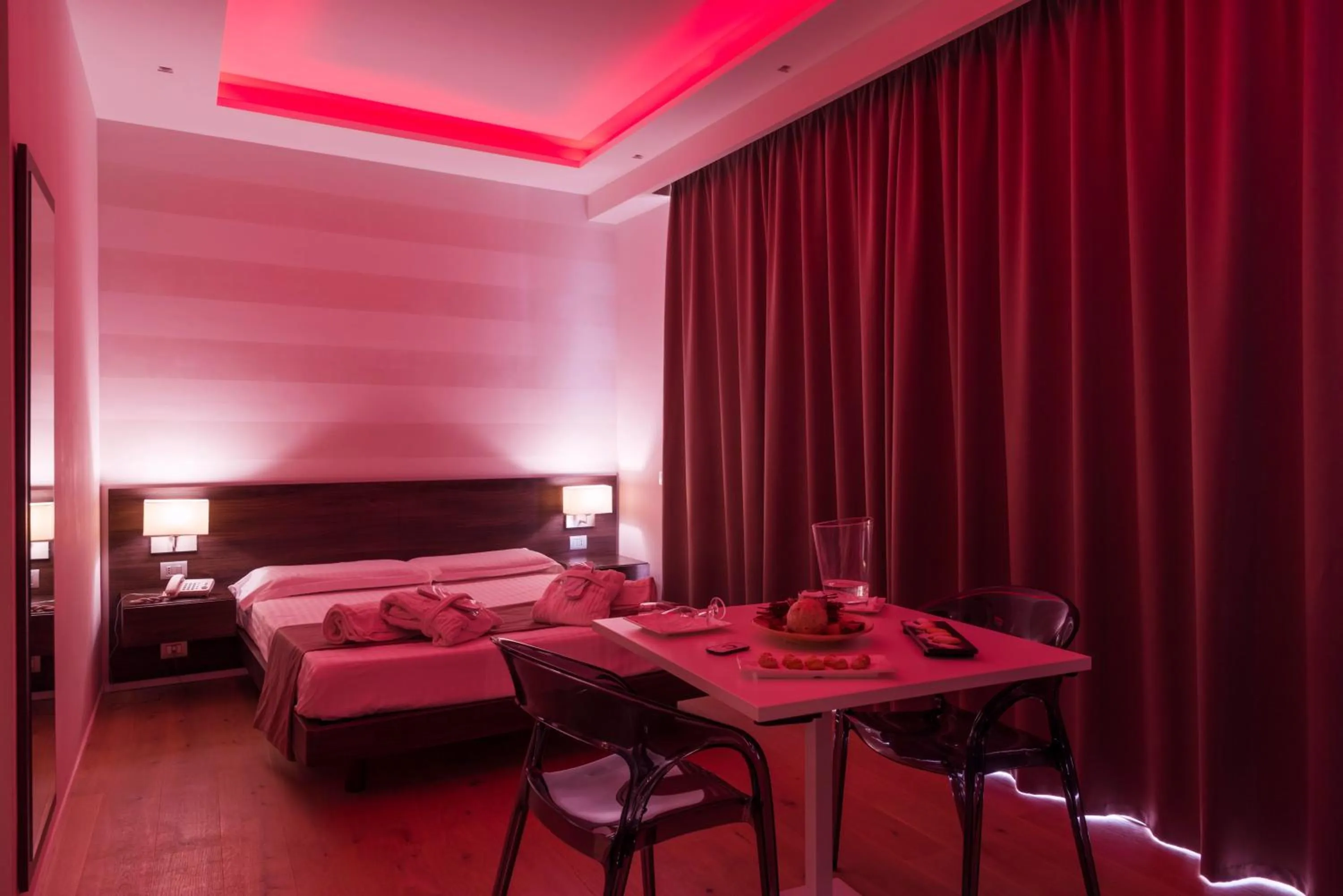 Hot Tub, Bed in Grand Hotel Biffy