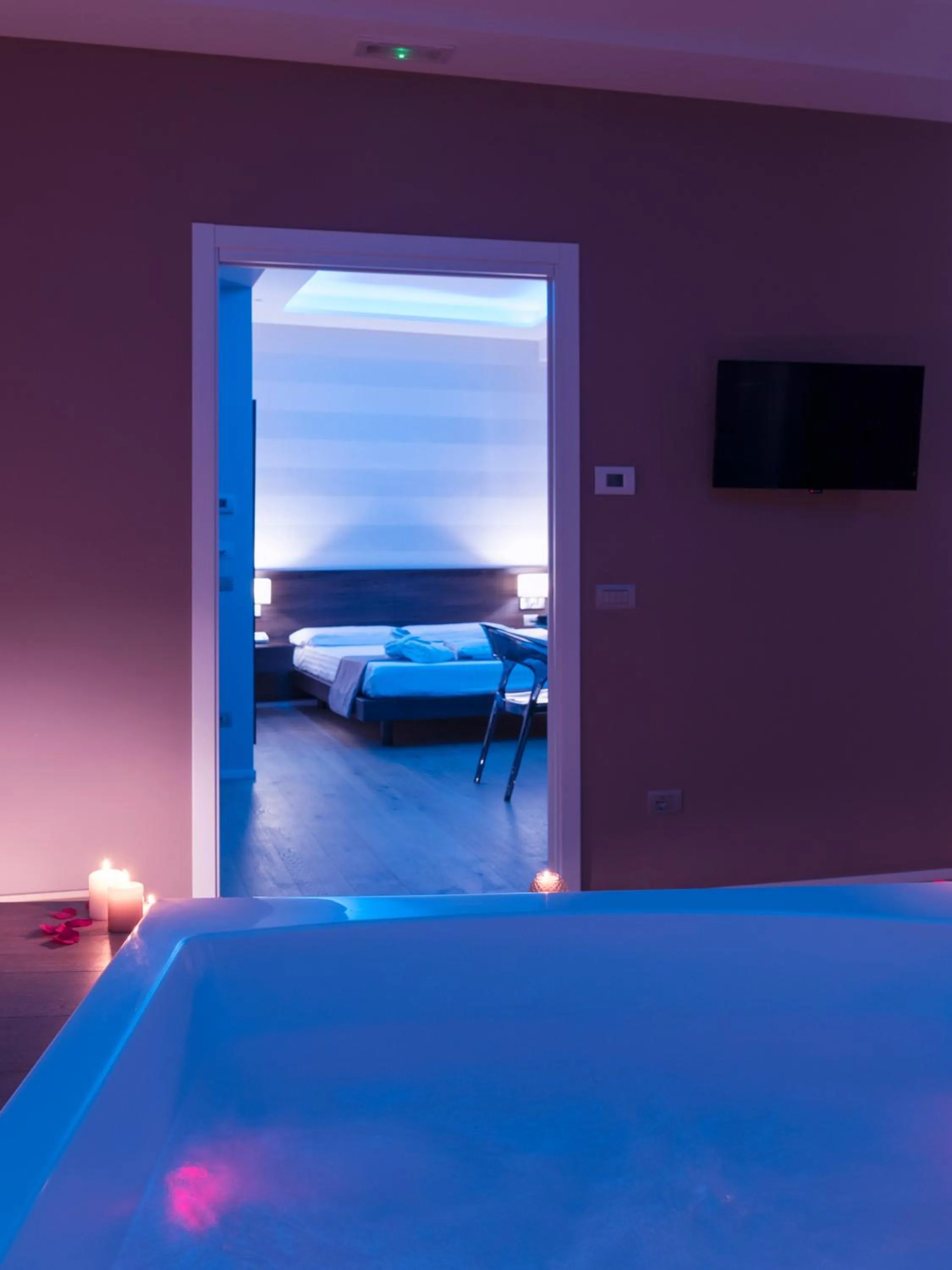 Hot Tub, Bed in Grand Hotel Biffy