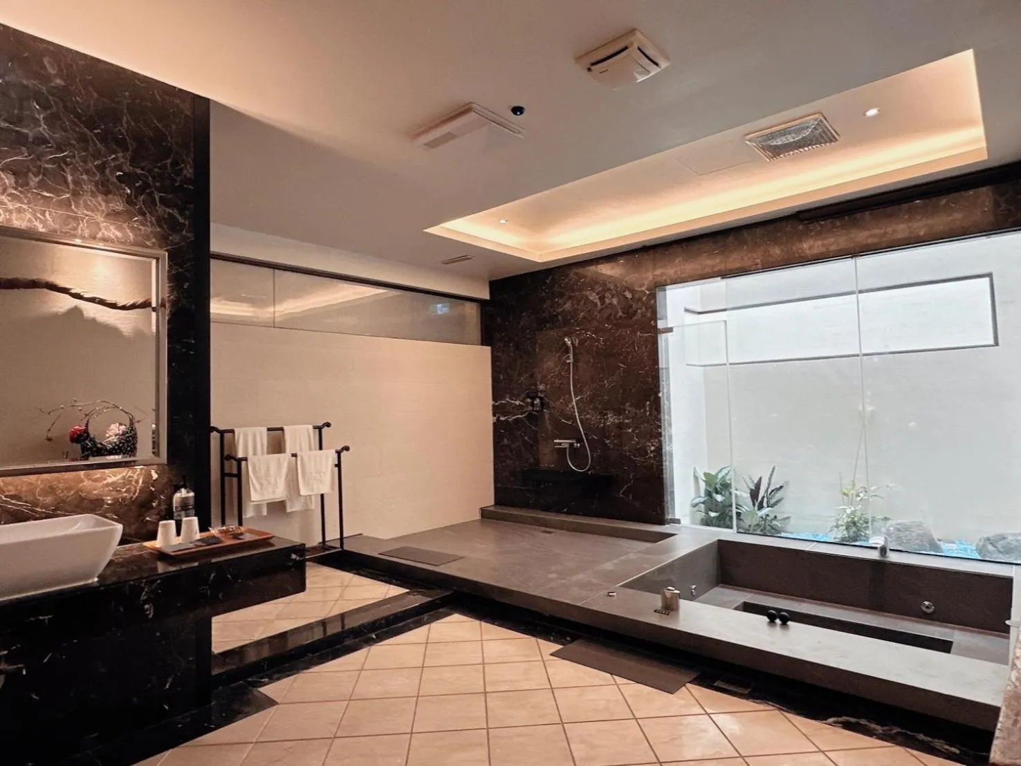 Bathroom, Bed in Orient Luxury Villa Motel