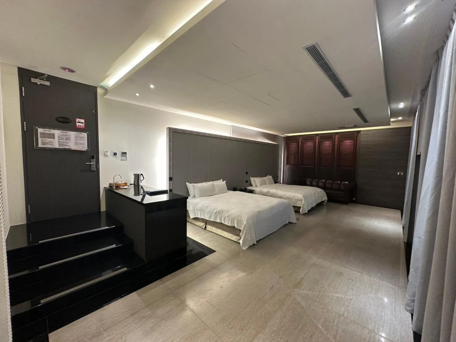 Large Double Room in Orient Luxury Villa Motel