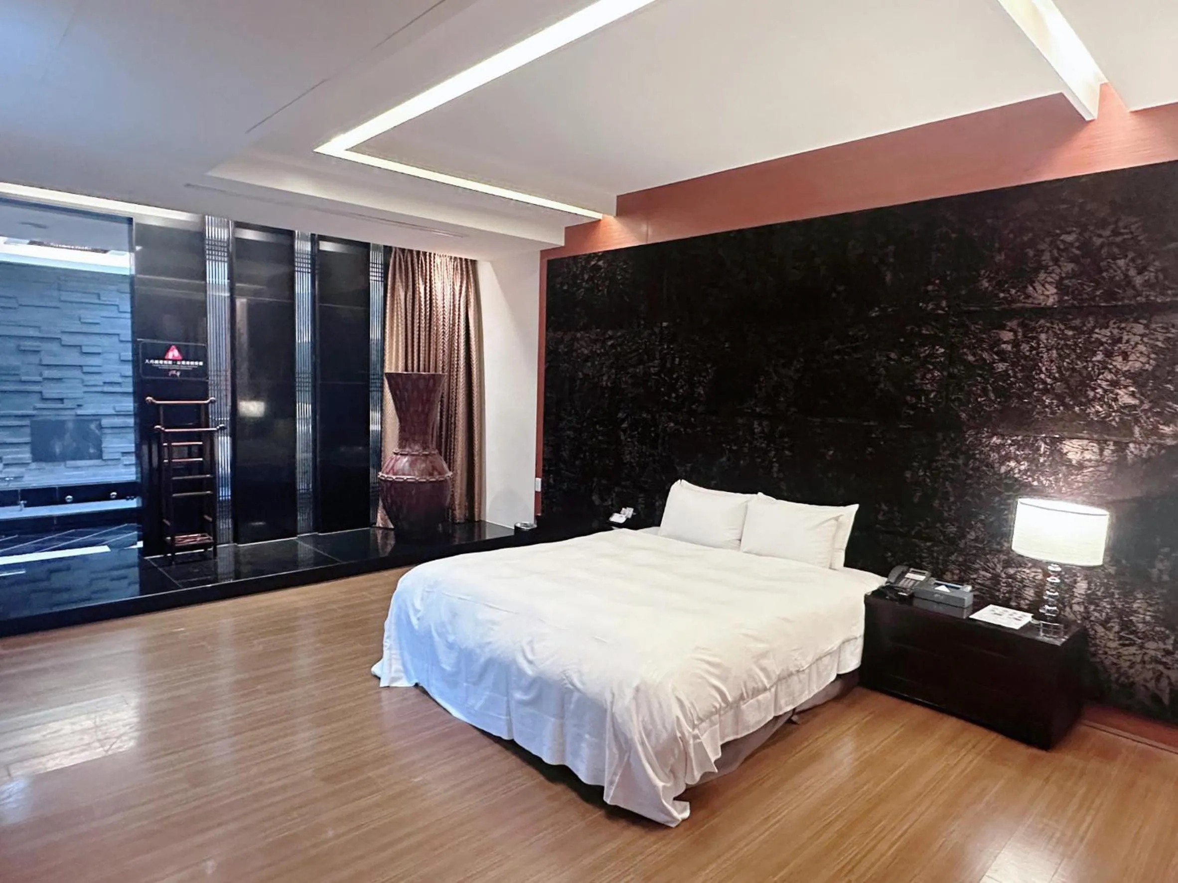 Bedroom, Bed in Orient Luxury Villa Motel