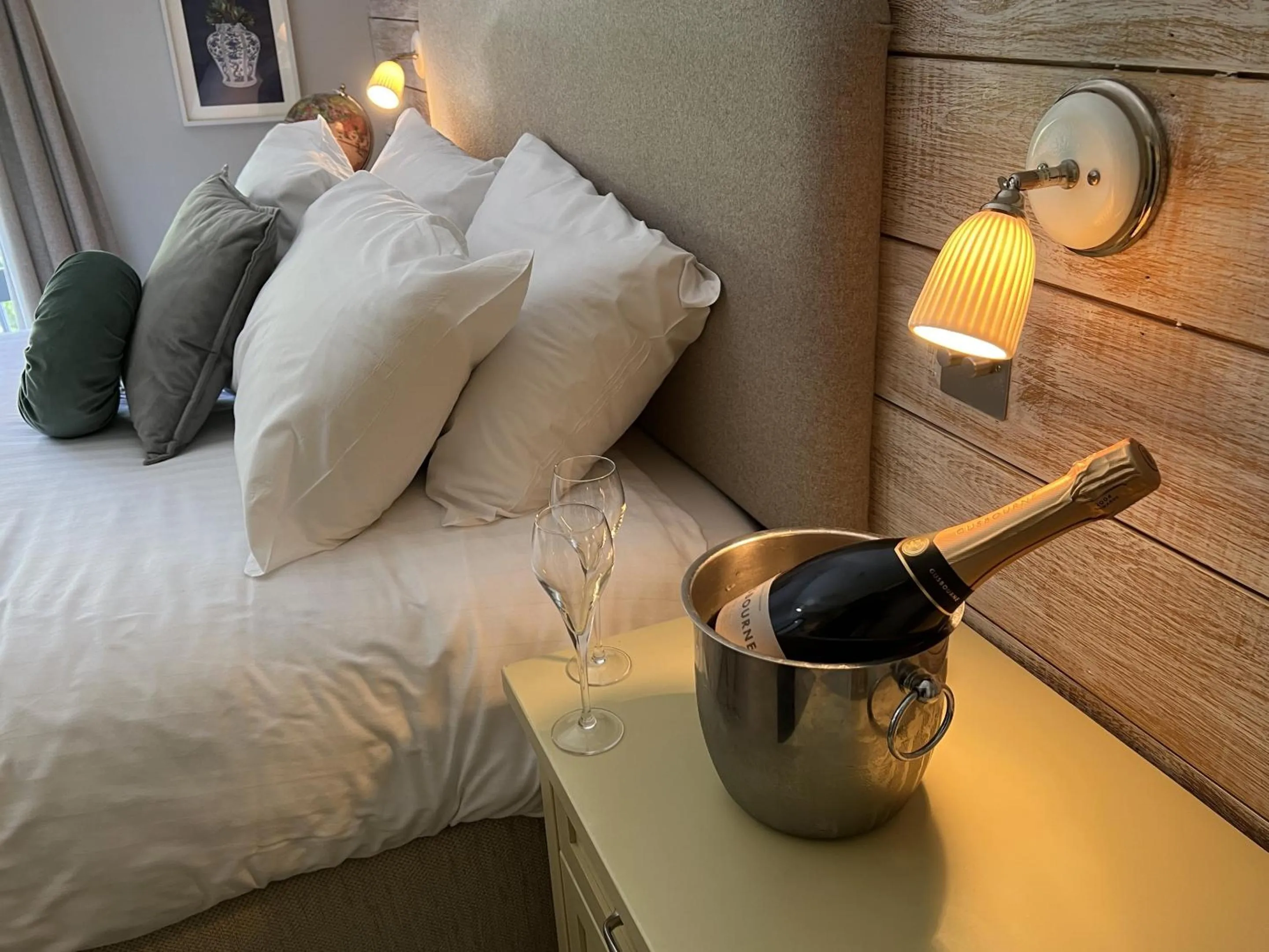 Bedroom, Bed in New Flying Horse Inn