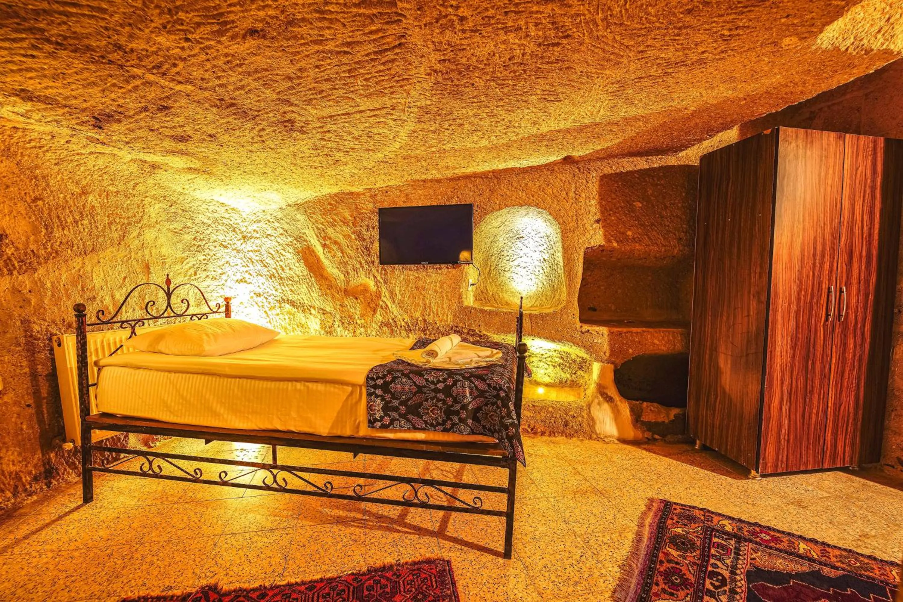Communal lounge/ TV room, Bed in Alaca Cave Cappadocia