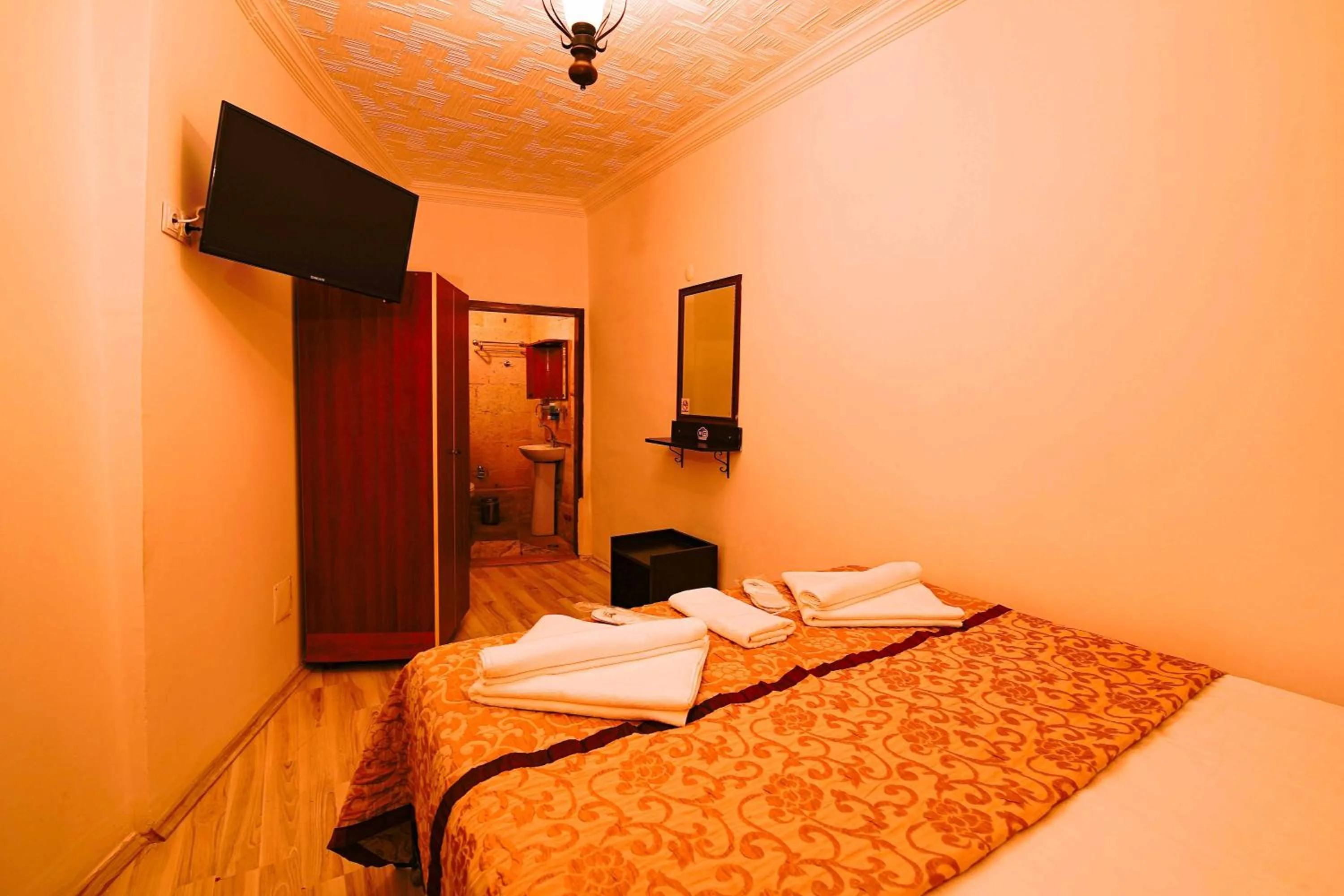 Communal lounge/ TV room, Bed in Alaca Cave Cappadocia