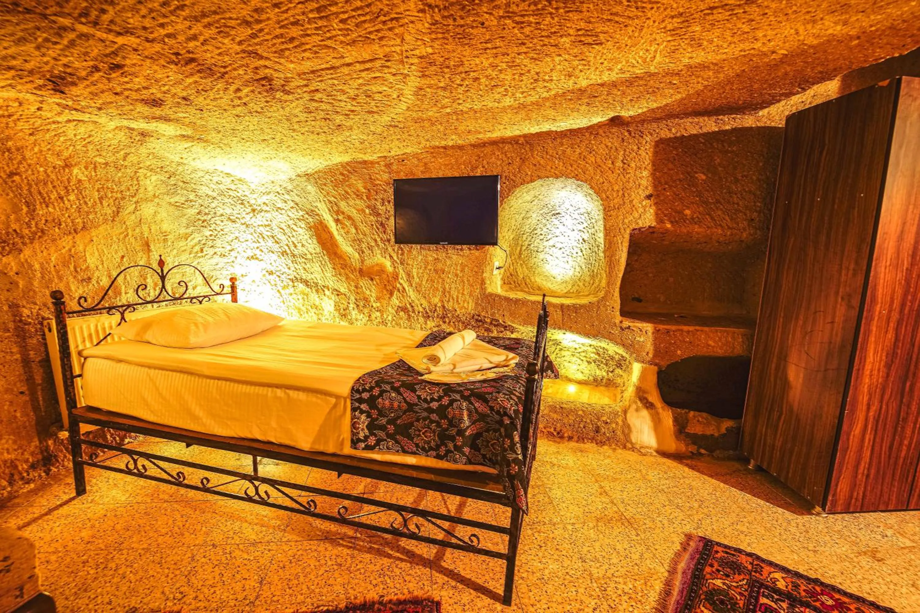Communal lounge/ TV room, Bed in Alaca Cave Cappadocia