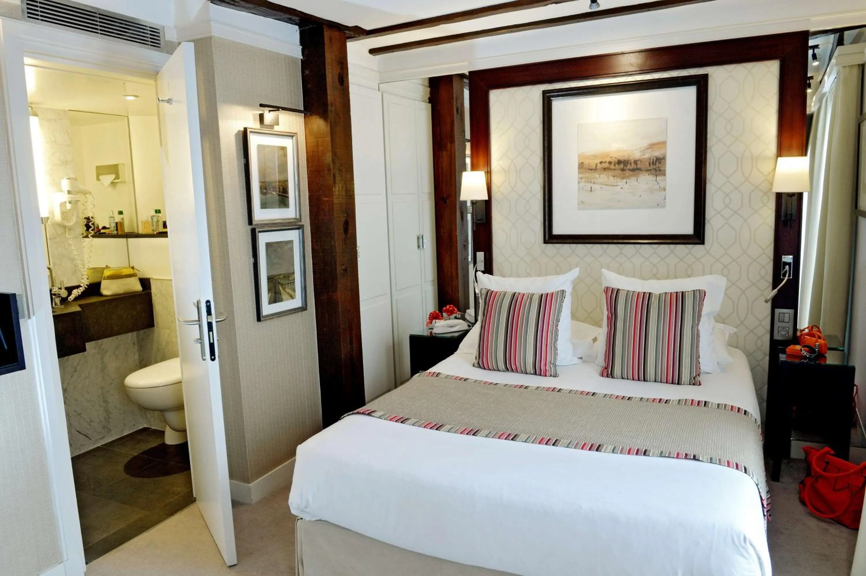 Photo of the whole room, Bed in Folkestone Opéra