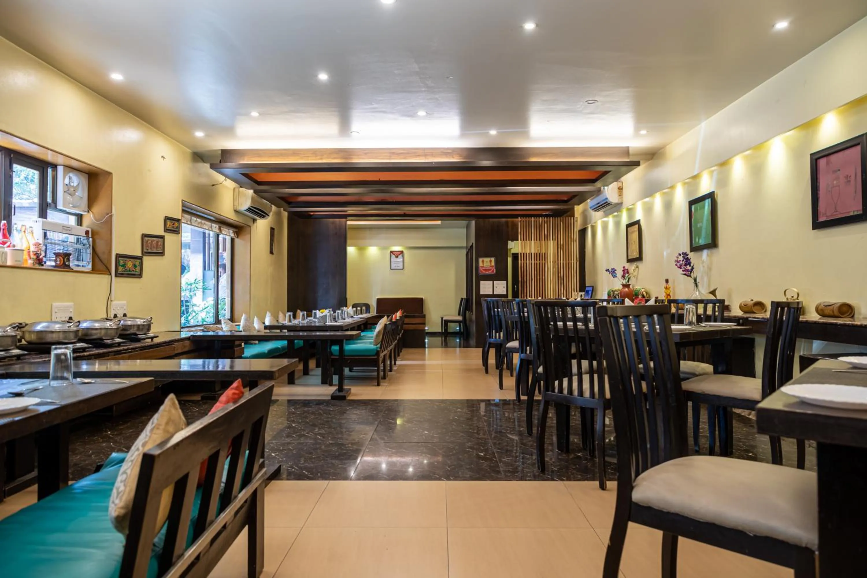 Restaurant/places to eat in Hotel Rama Heritage