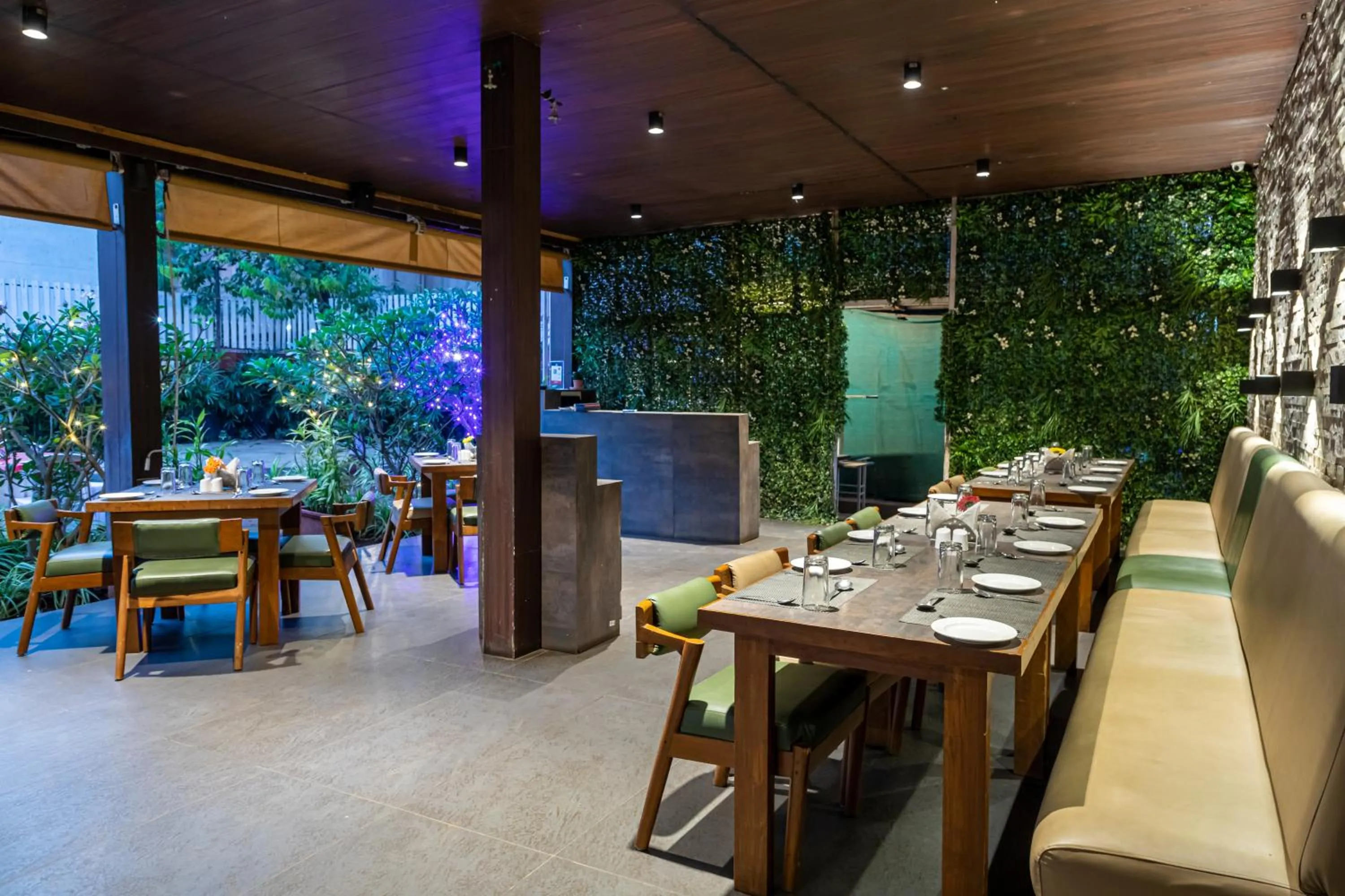 Restaurant/places to eat in Hotel Rama Heritage