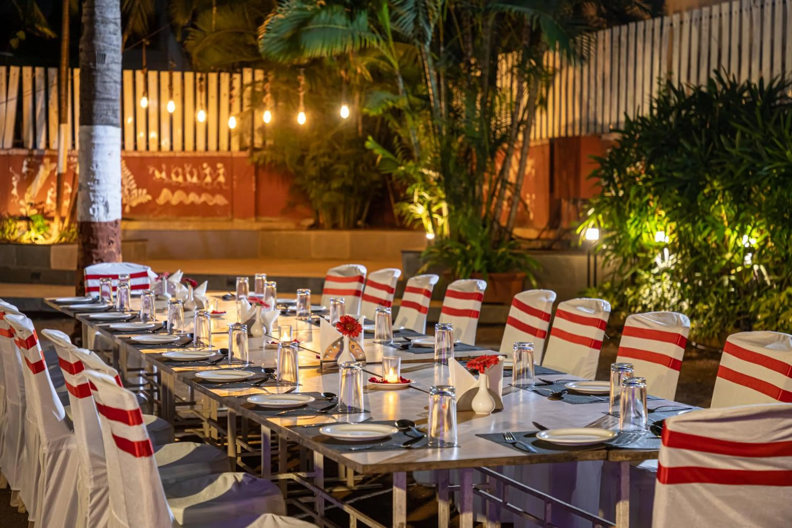 Restaurant/places to eat in Hotel Rama Heritage