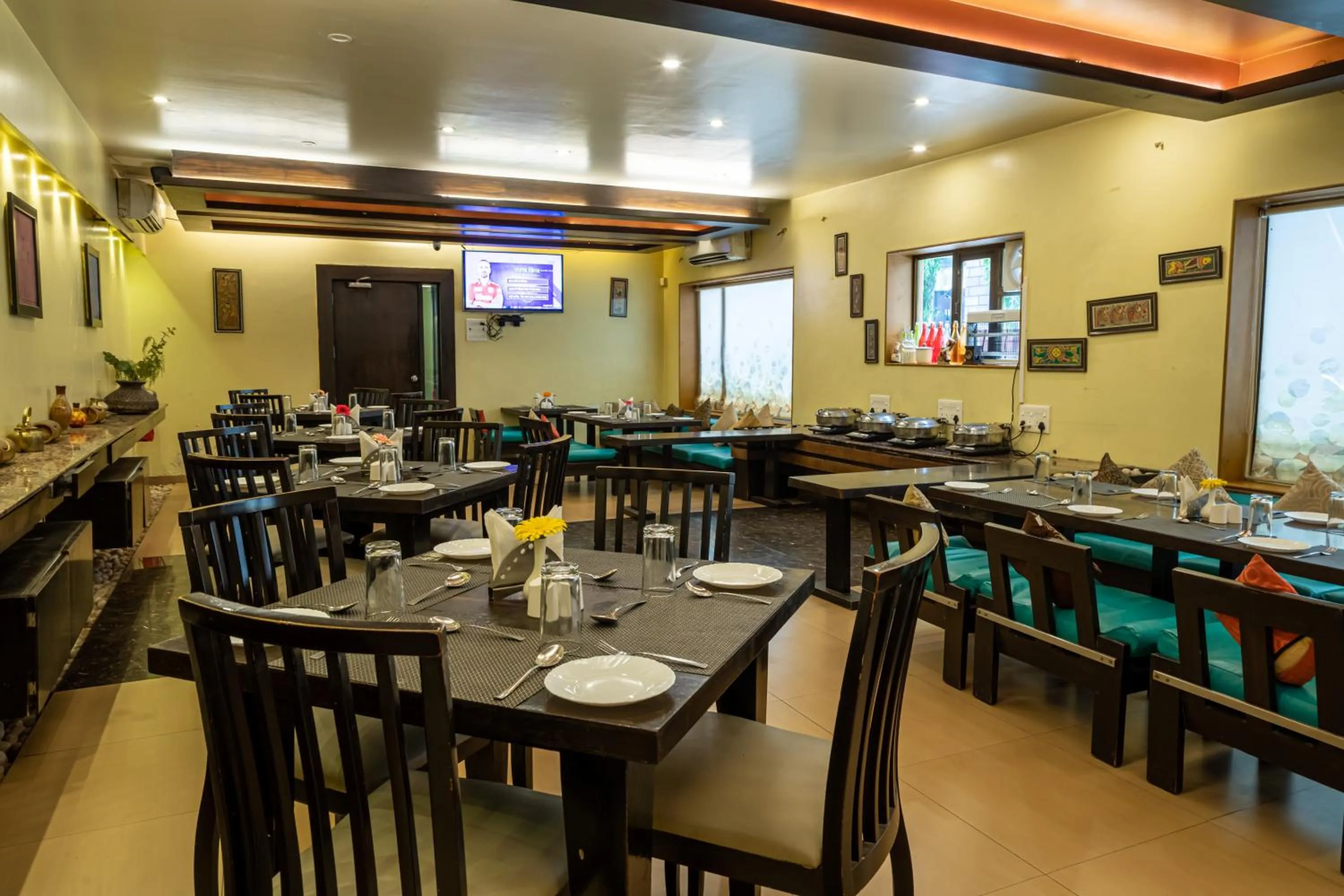 Restaurant/places to eat in Hotel Rama Heritage