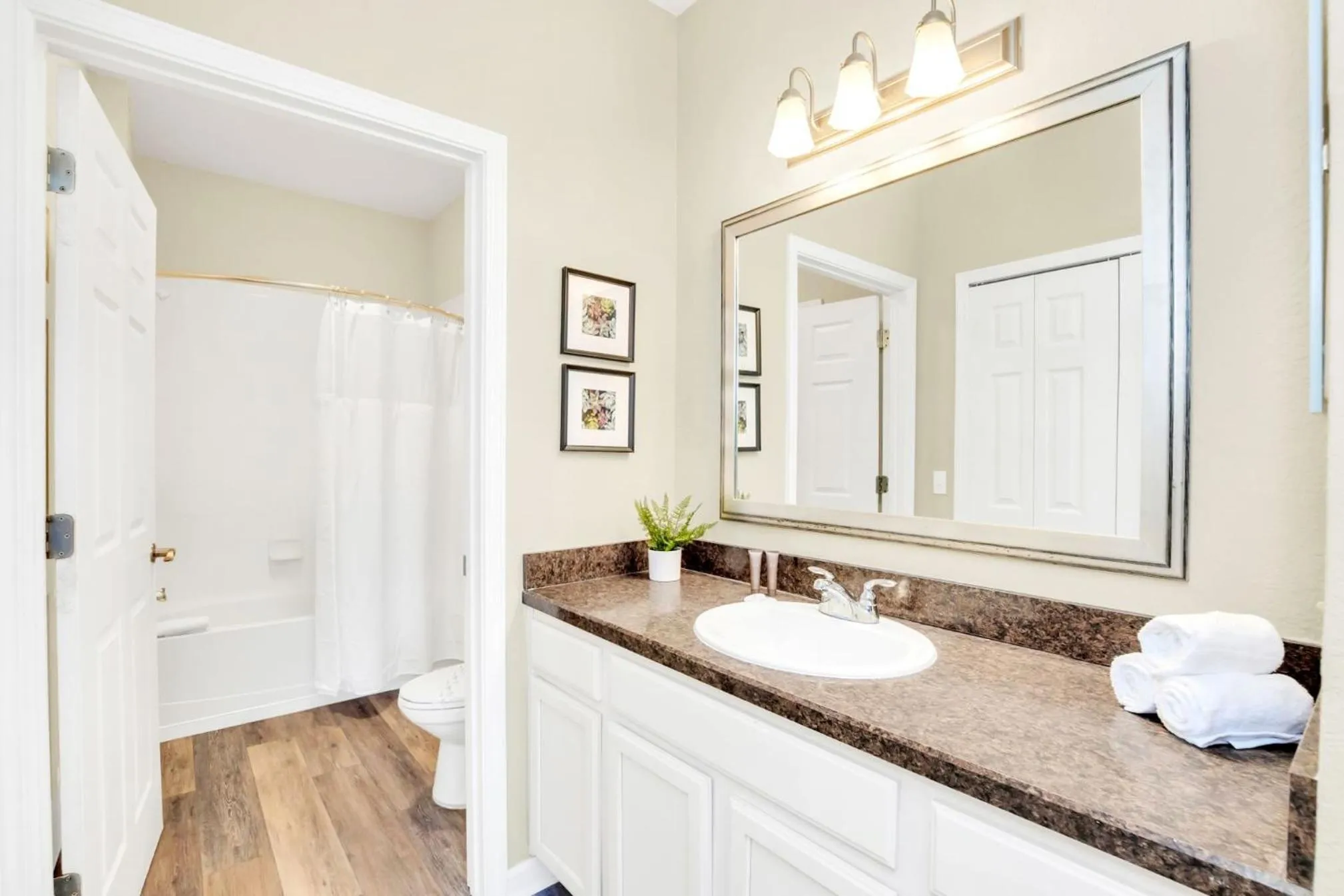 2BR Condo - Pool & Games - Near Disney