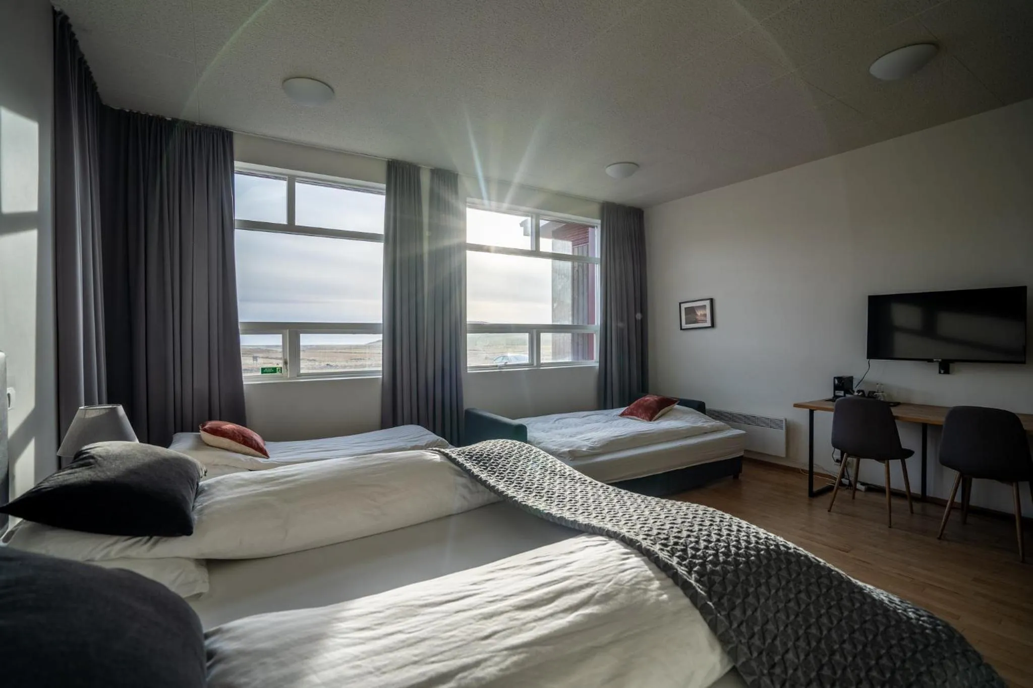 Bedroom, Bed in Volcano Hotel