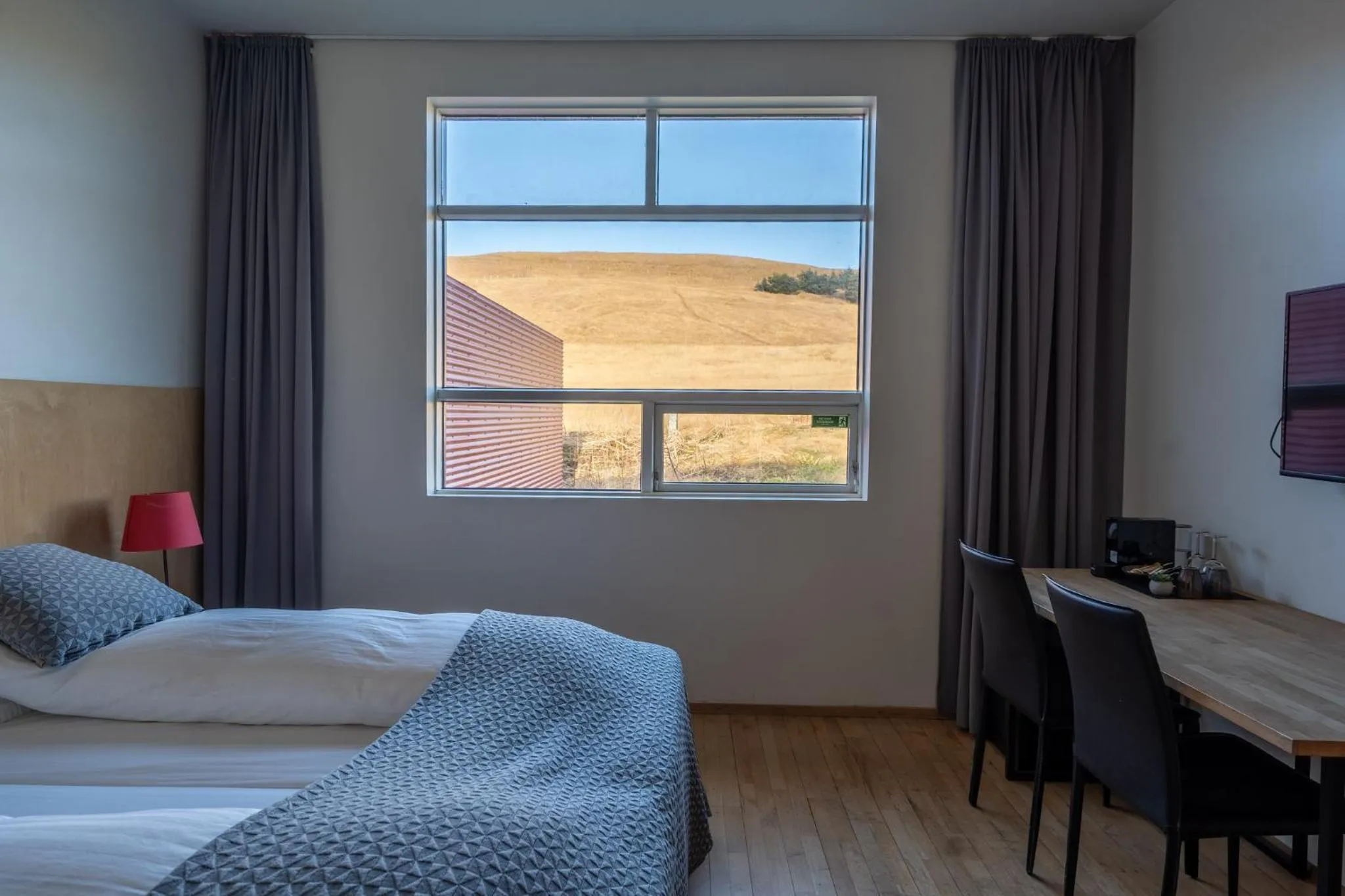 Bedroom, Bed in Volcano Hotel