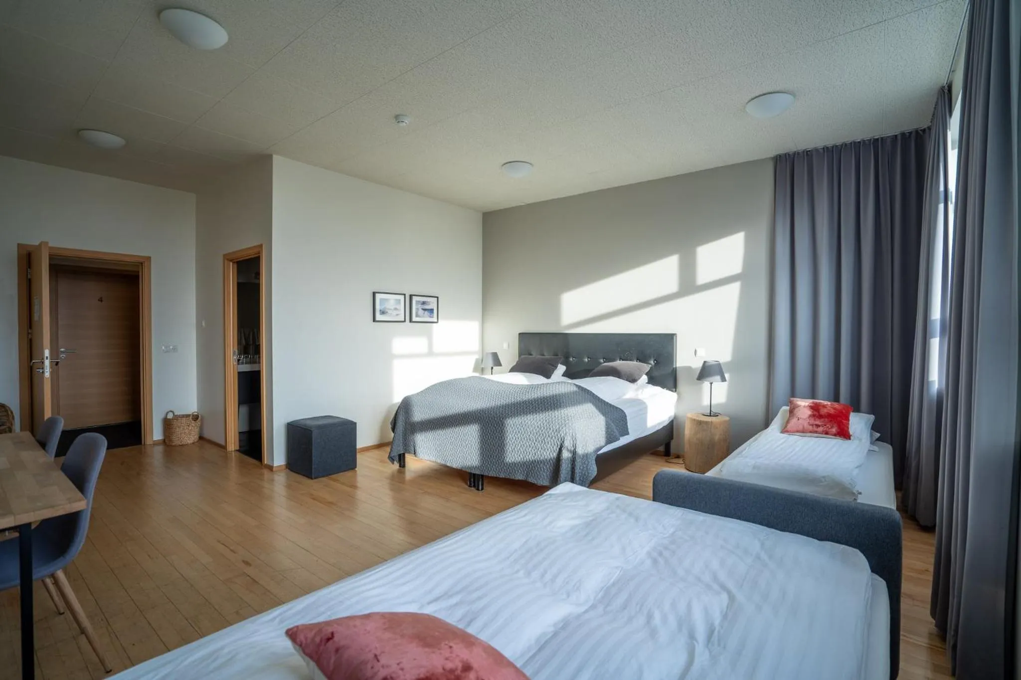 Bedroom, Bed in Volcano Hotel