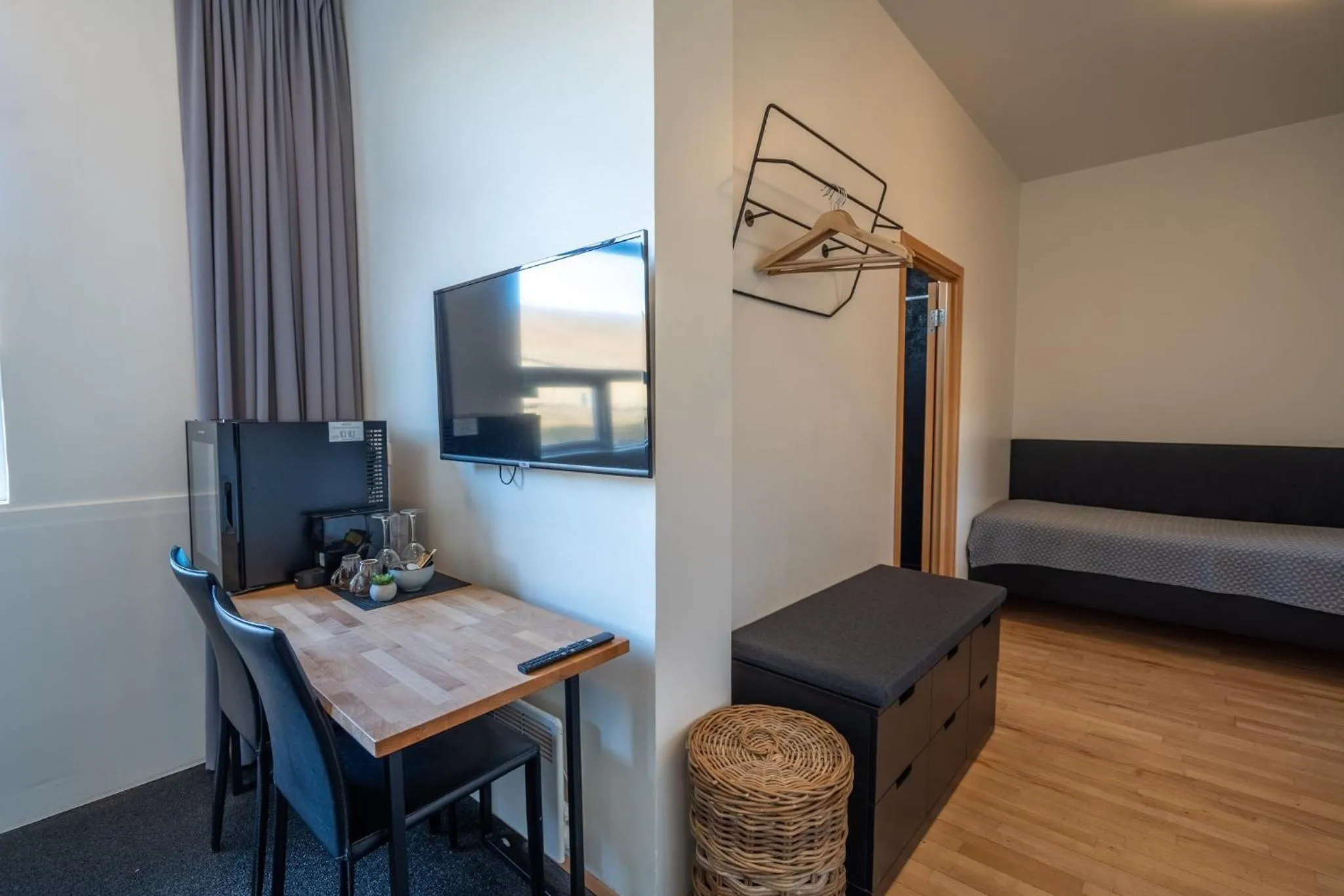 Bedroom, Bed in Volcano Hotel