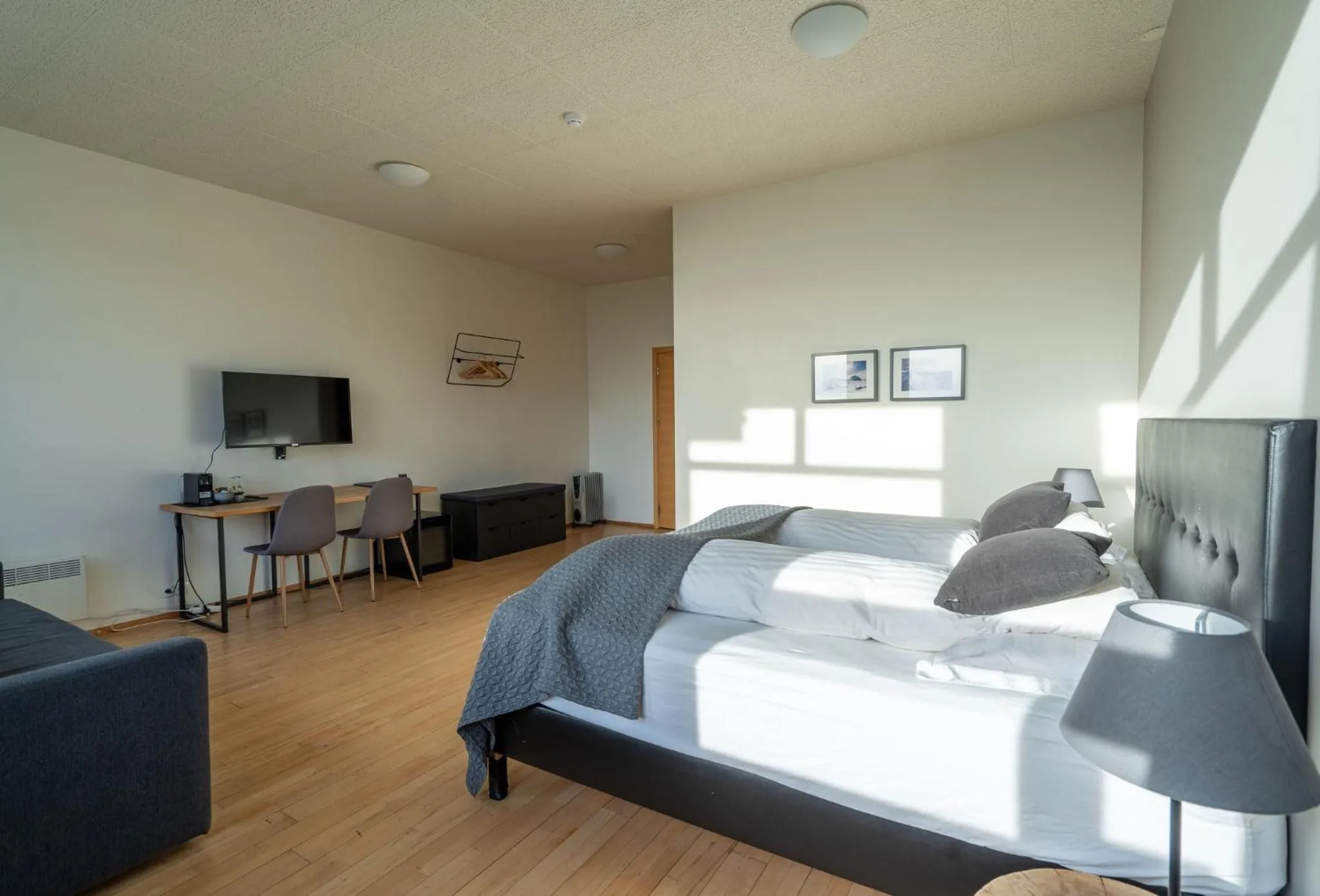 Bedroom, Bed in Volcano Hotel