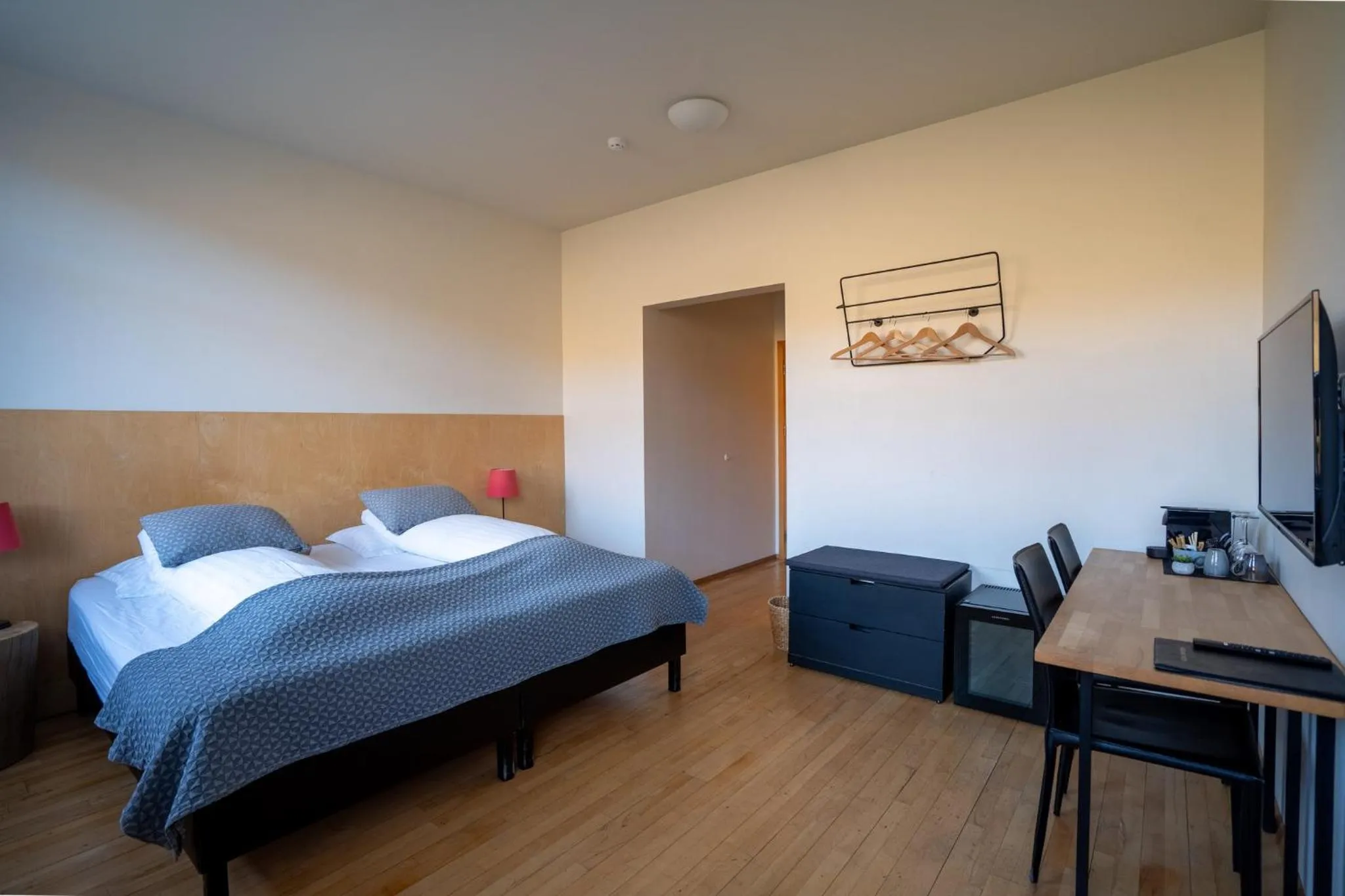 Bedroom, Bed in Volcano Hotel