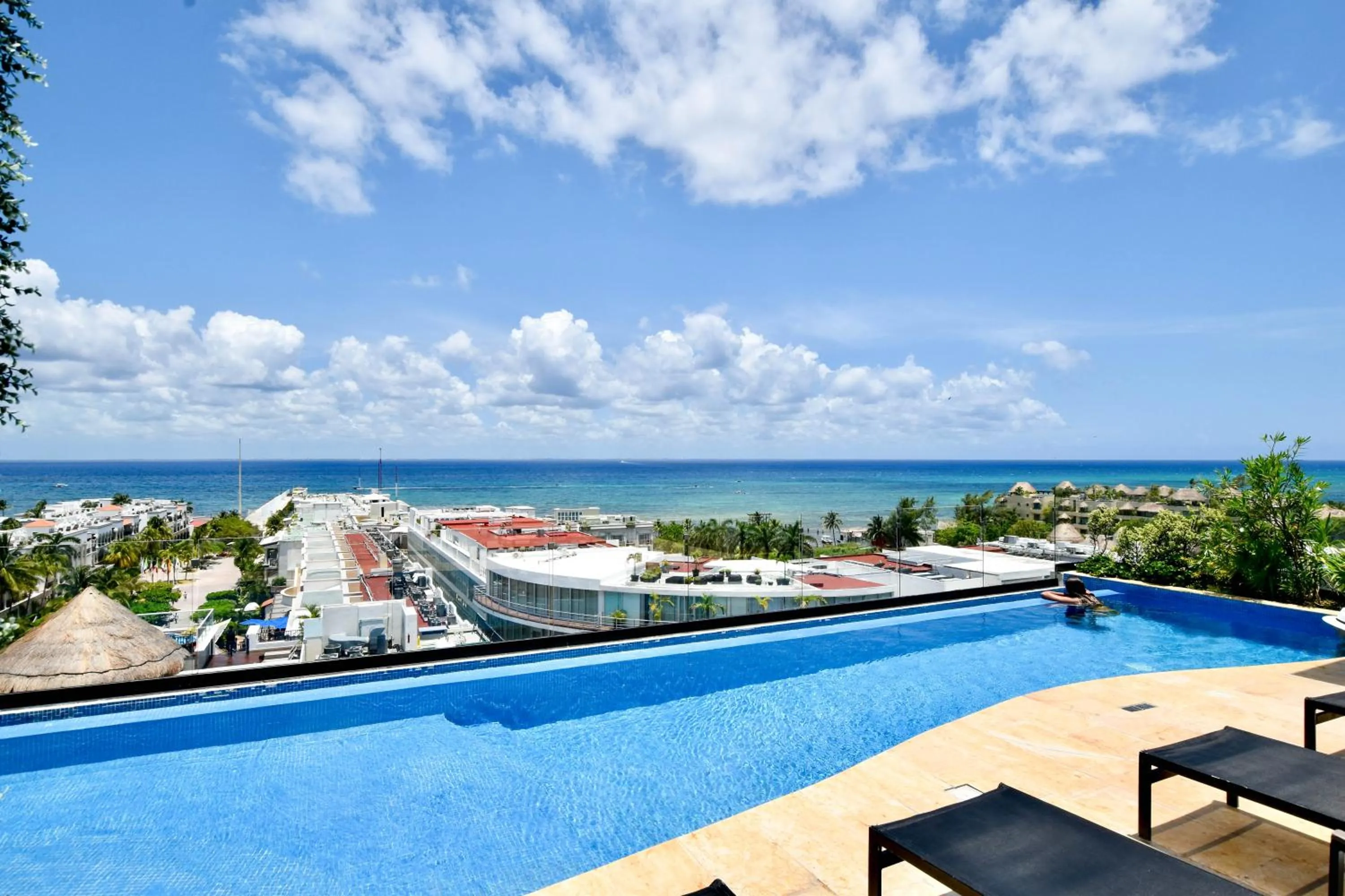 Pool view in OP downtown Studio by Casago