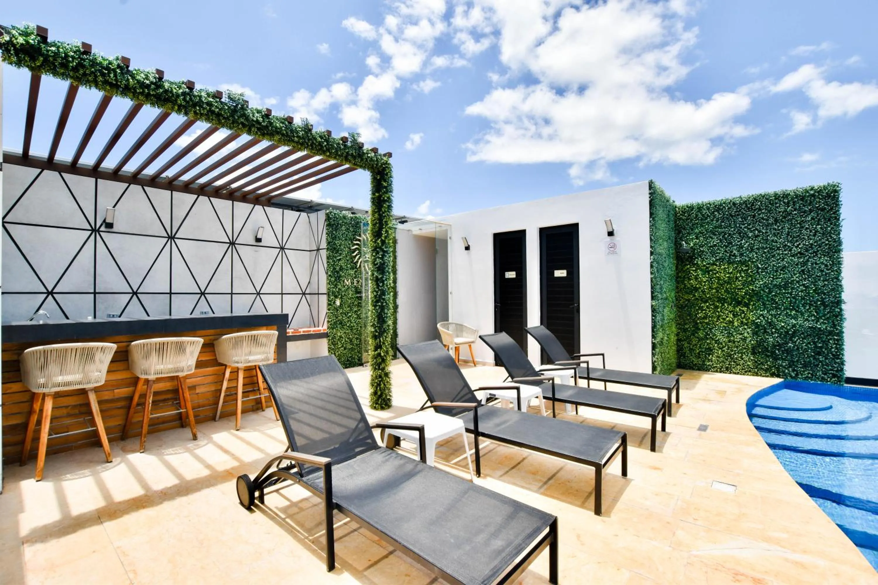 Swimming pool in OP downtown Studio by Casago