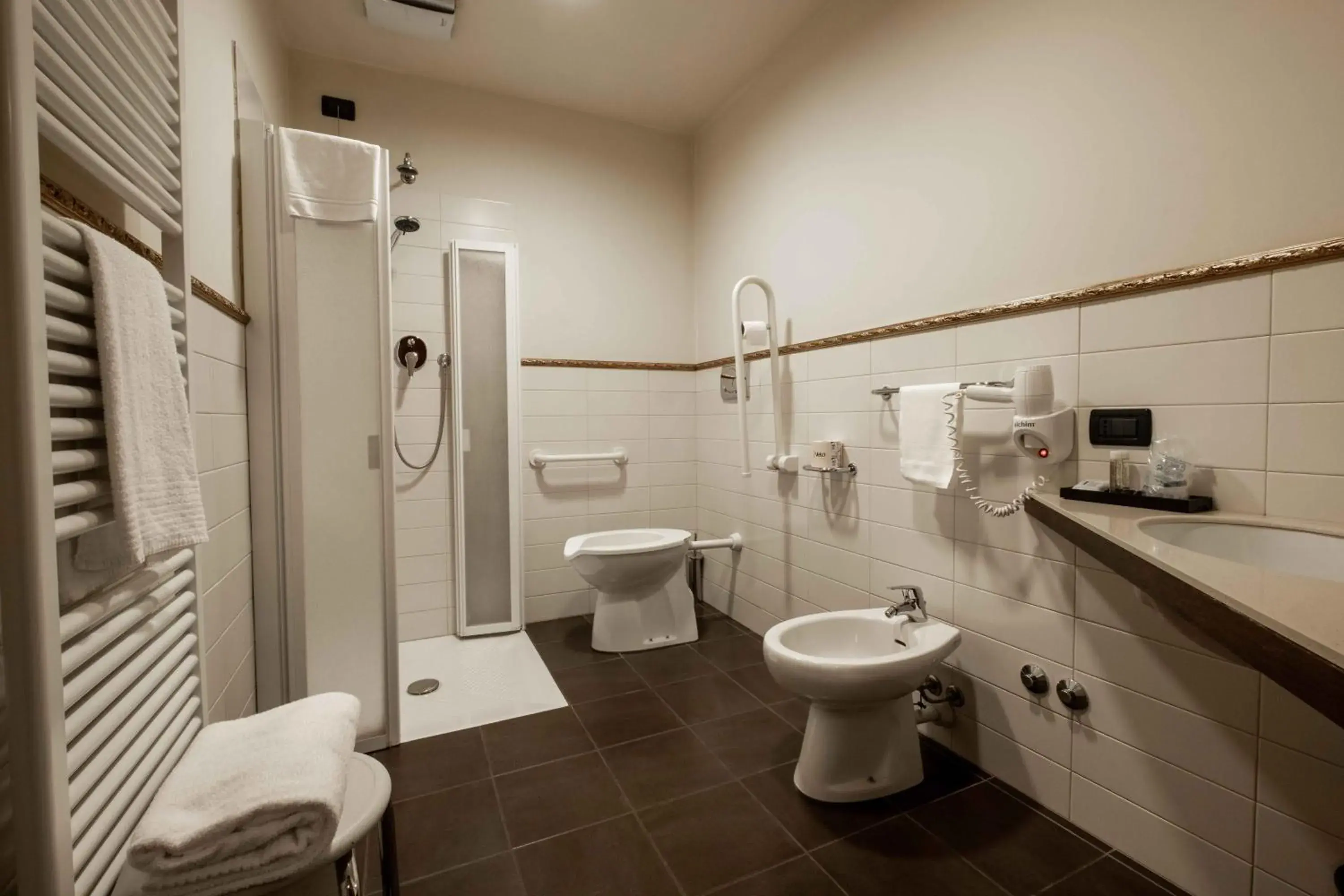 King Room - single occupancy - Disability Access in La Pieve Hotel King Room - single occupancy - Disability Access in La Pieve Hotel