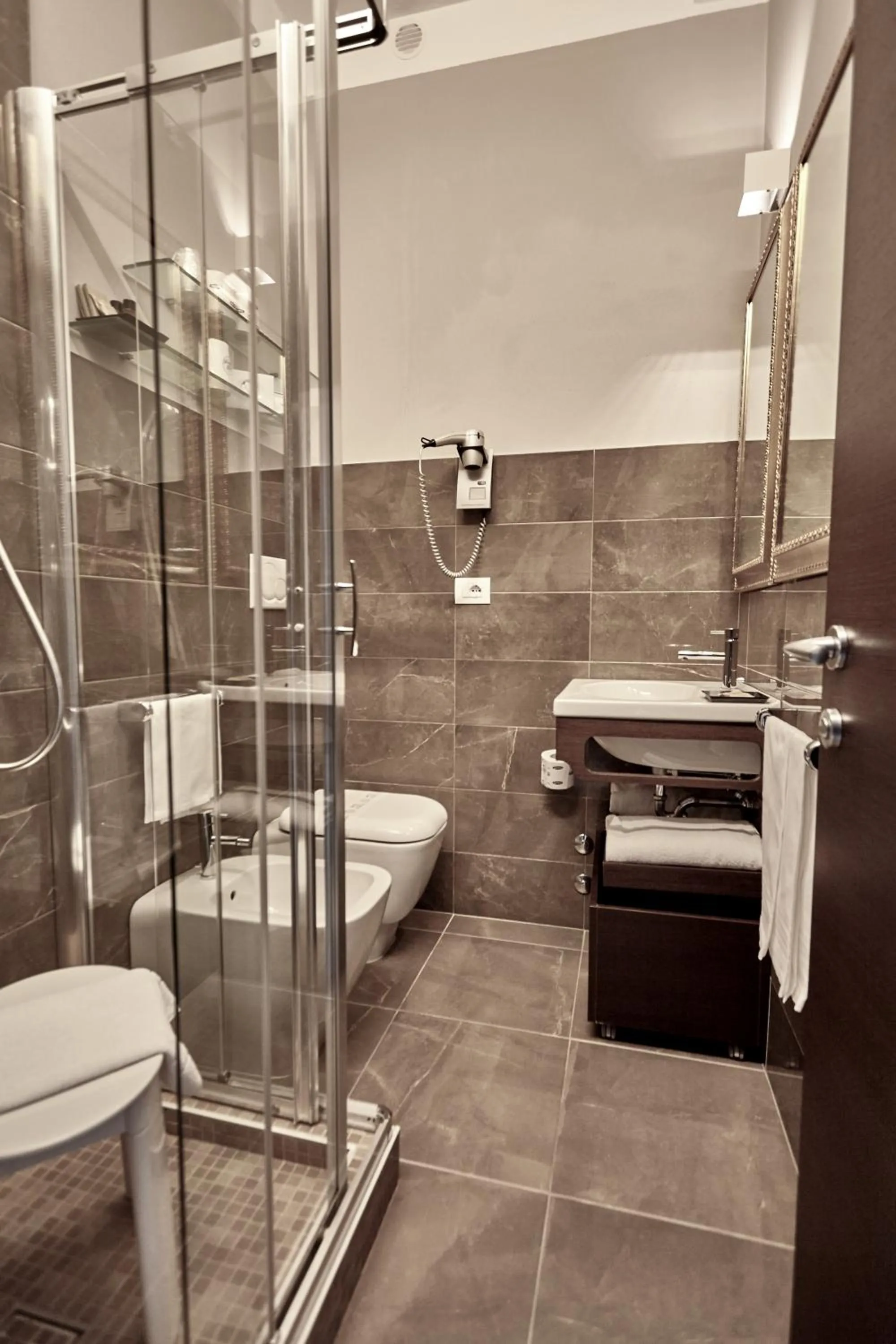 Shower in Rouge Hotel International