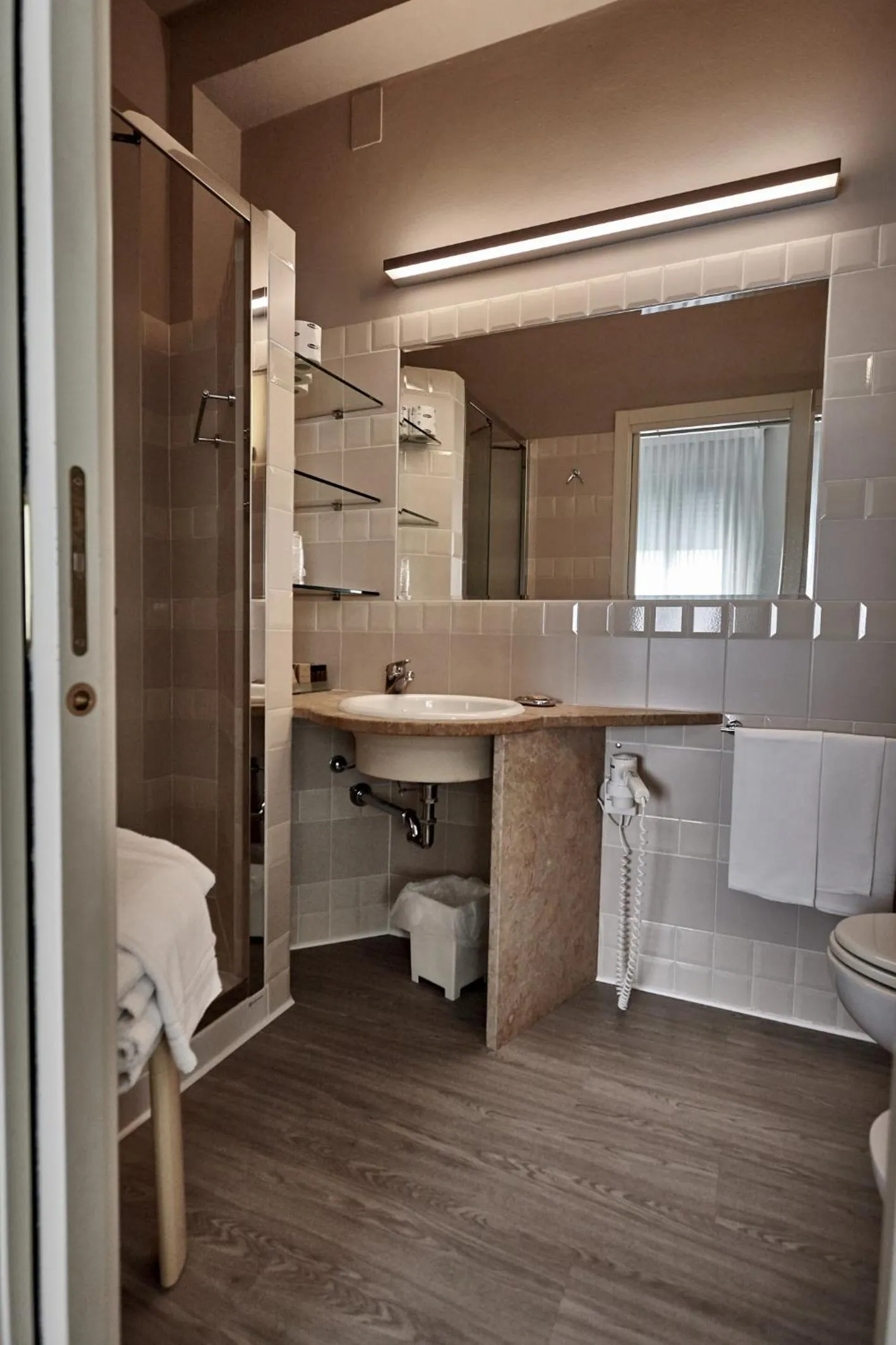 Shower in Rouge Hotel International