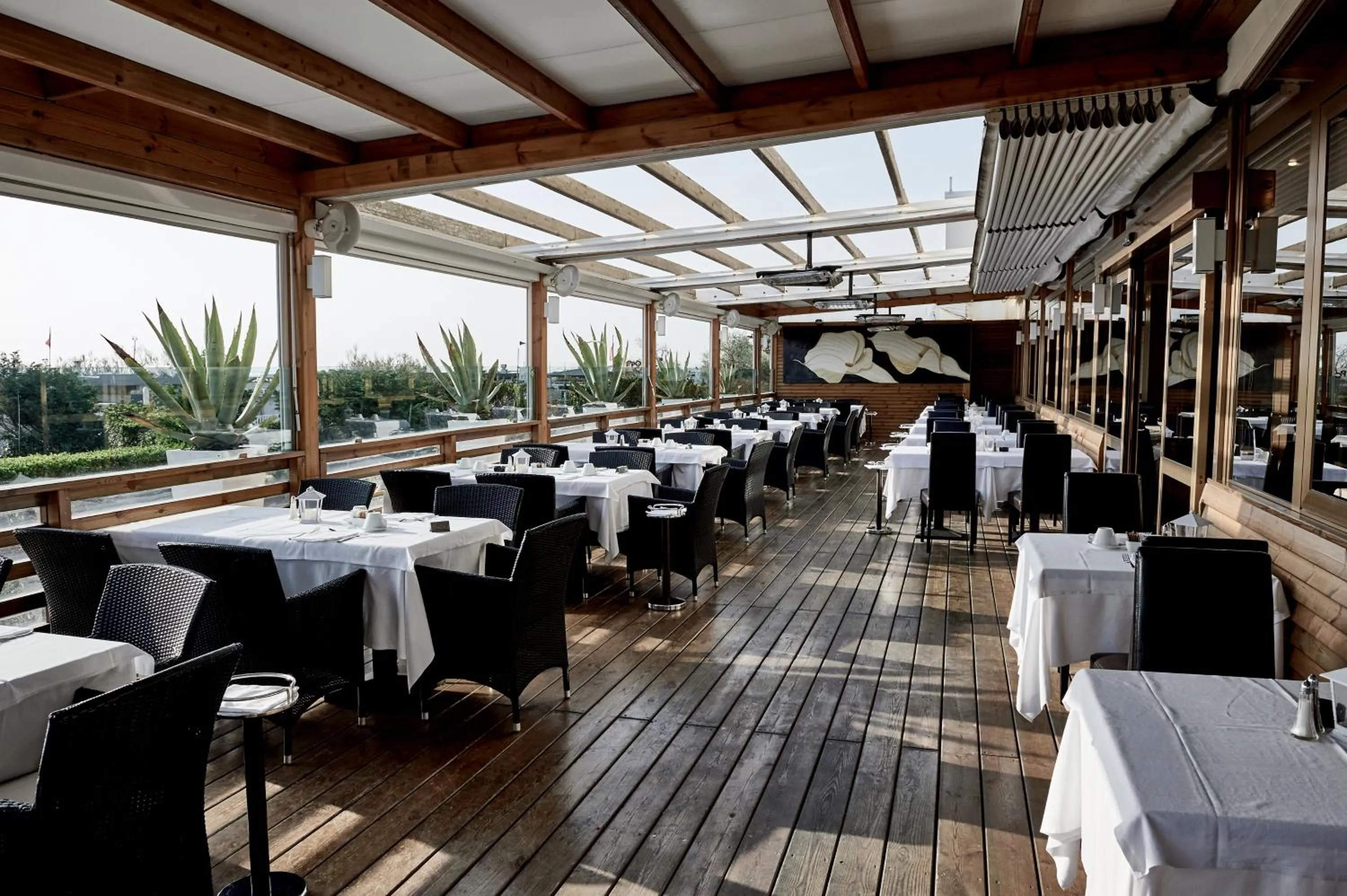 Restaurant/places to eat in Rouge Hotel International