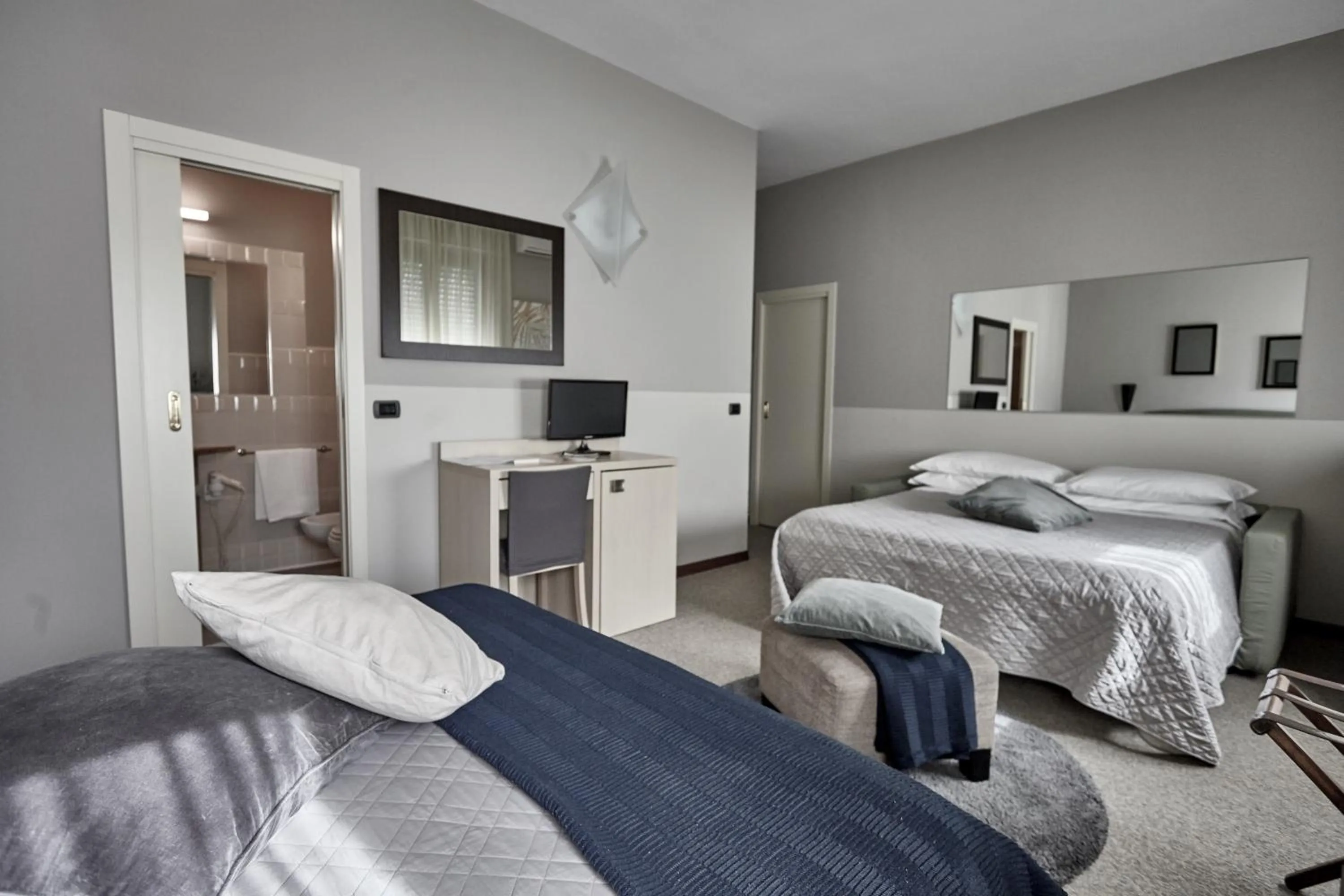 Photo of the whole room, Bed in Rouge Hotel International