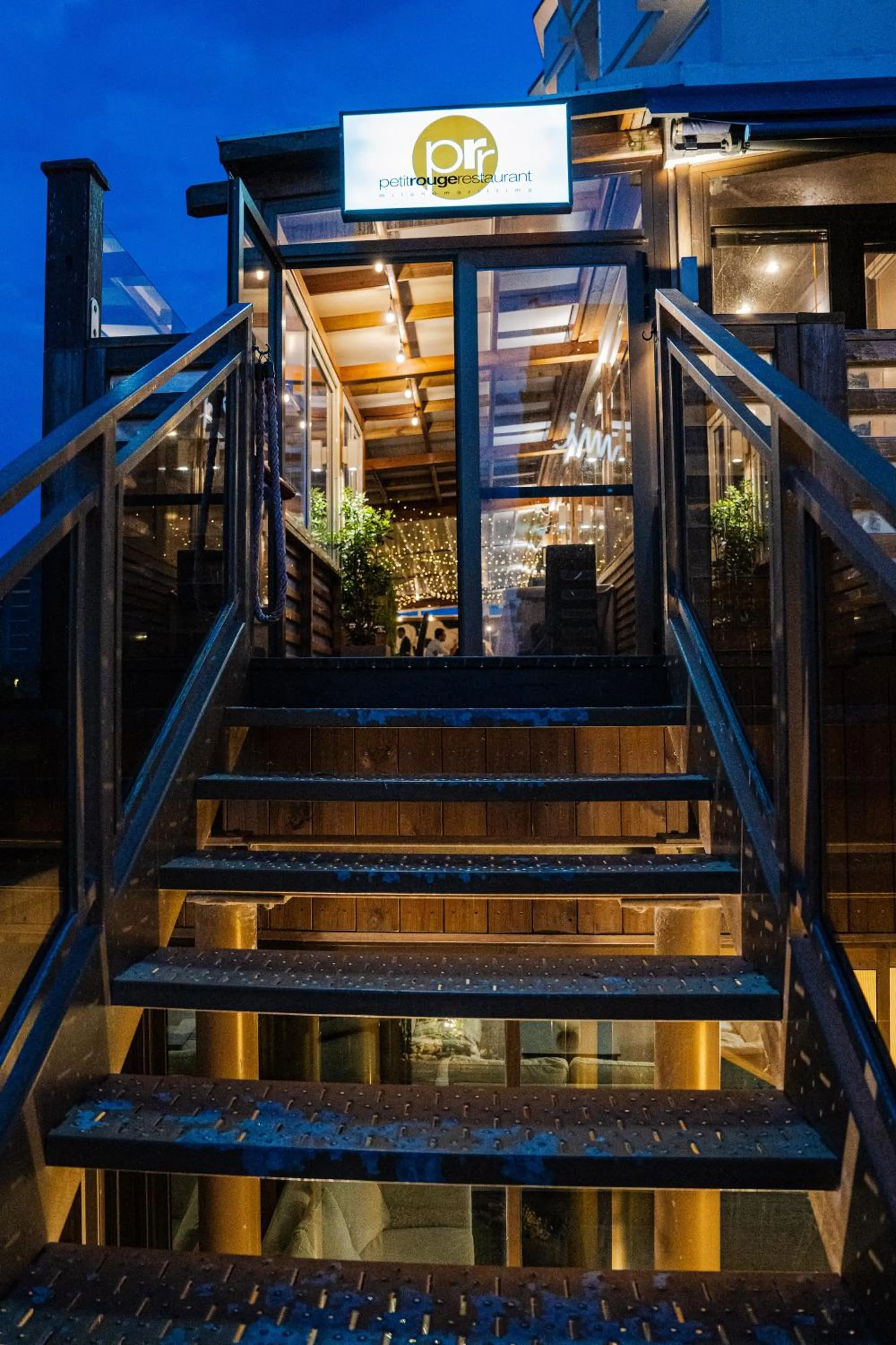 Restaurant/places to eat in Rouge Hotel International