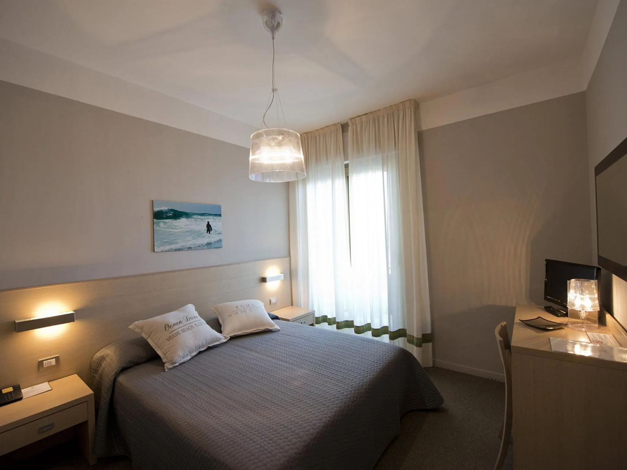 Photo of the whole room, Bed in Rouge Hotel International