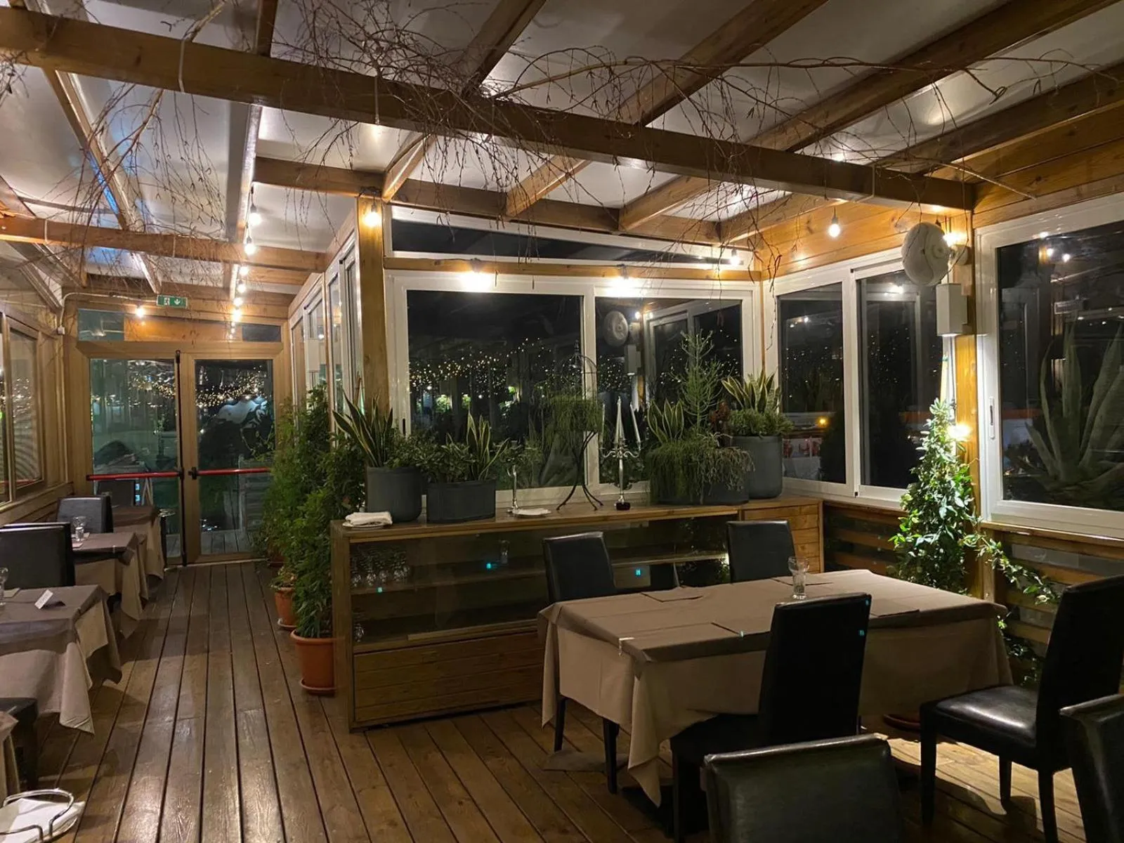 Restaurant/places to eat in Rouge Hotel International