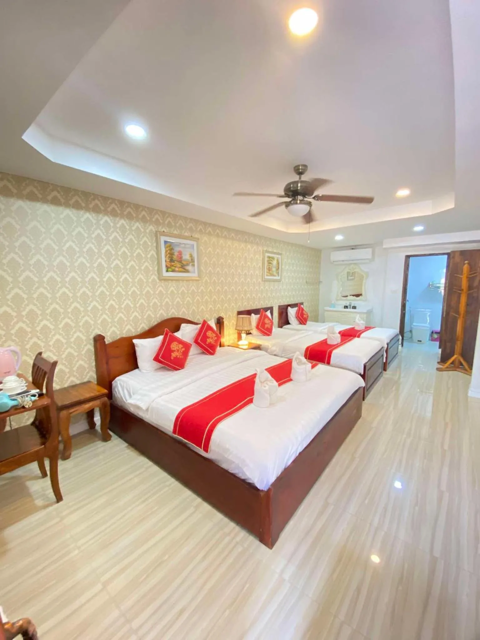 Photo of the whole room, Bed in Golden Lotus Namkhan View