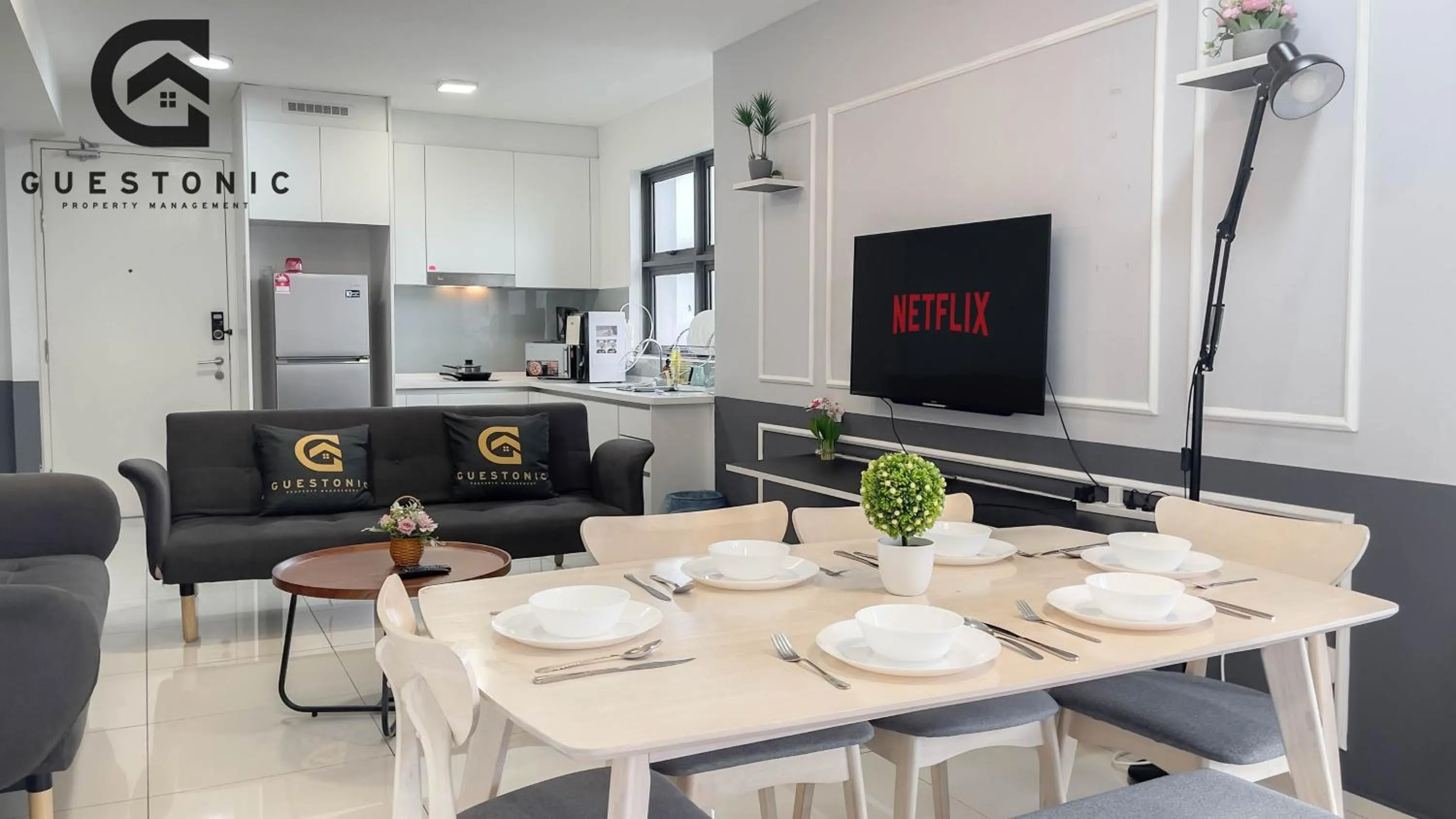 Living room in EkoCheras Cozy Suite by GUESTONIC