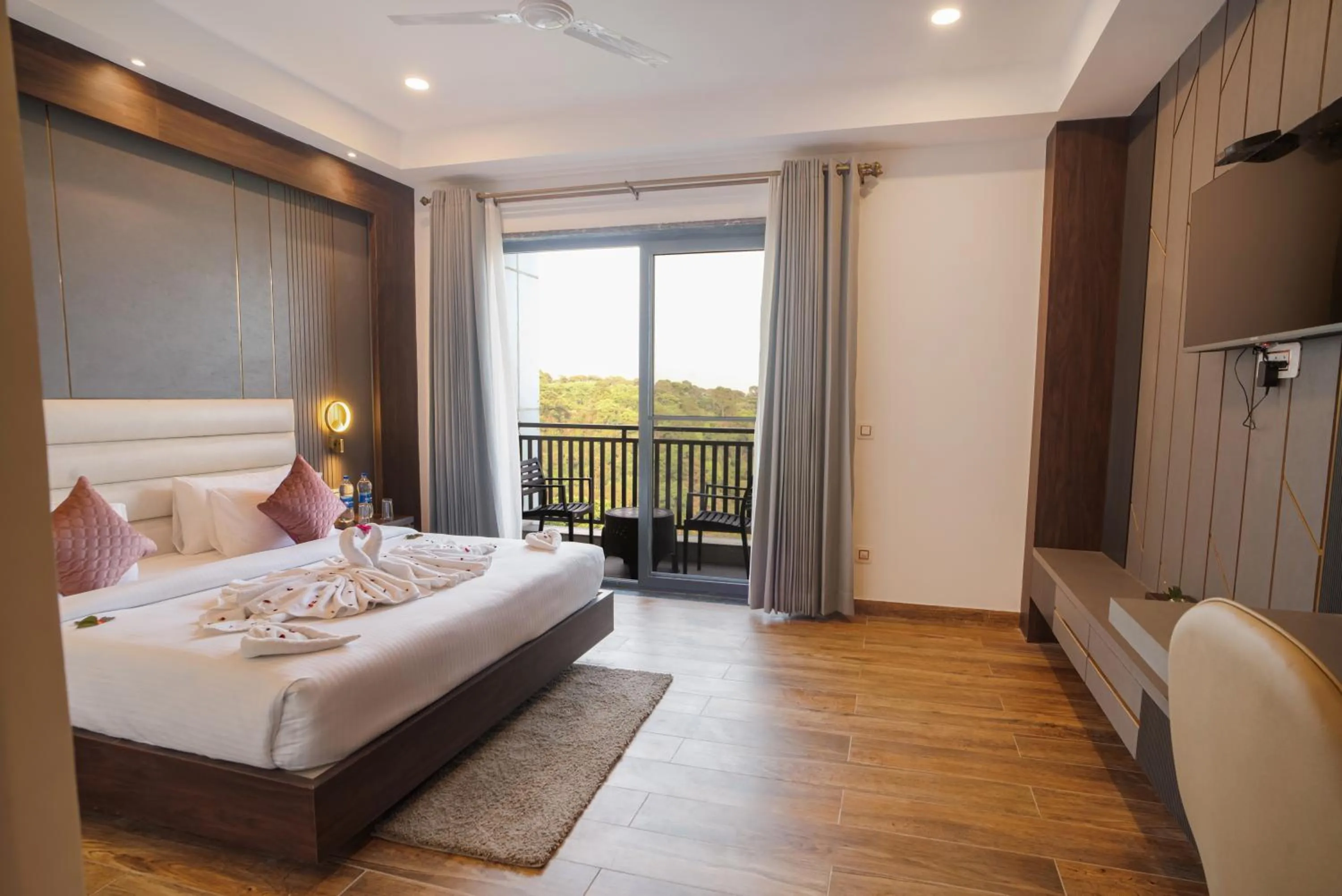 Bedroom, Bed in Dhauladhar Heights Resort