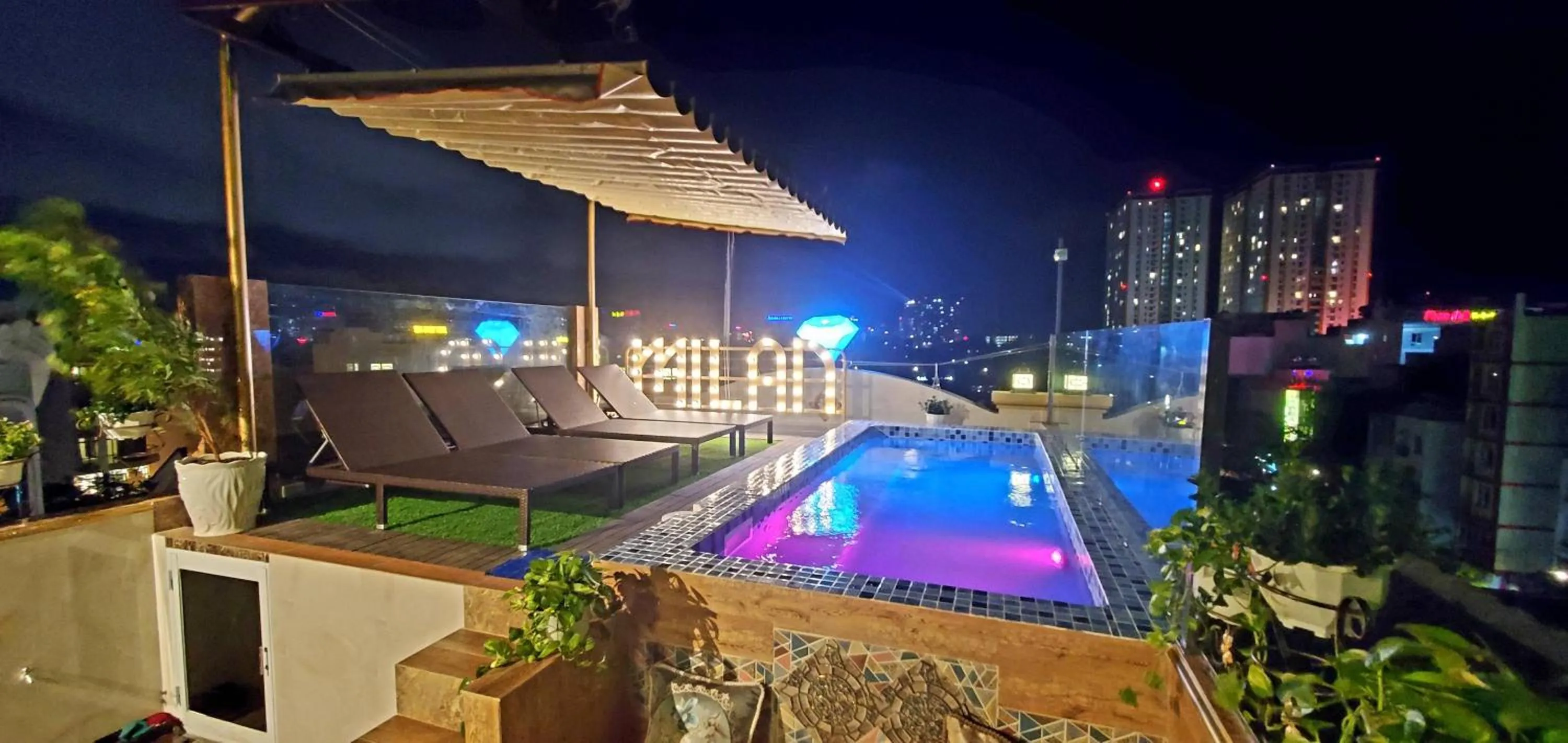 Swimming pool in Milan Diamond Hotel